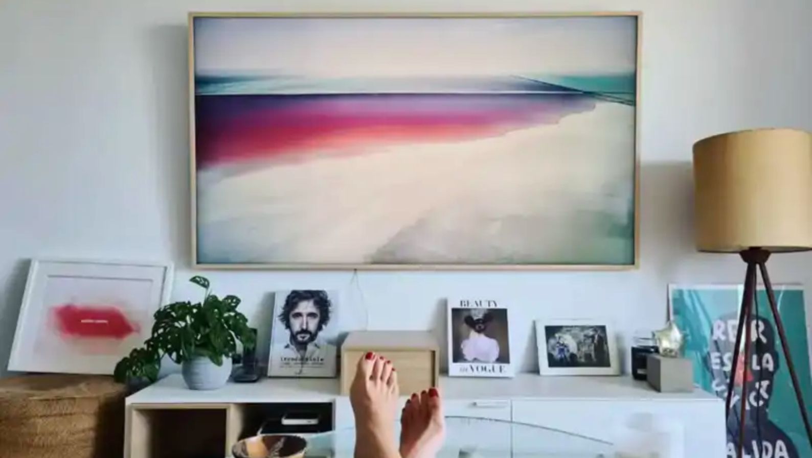 El salón de la casa de Kira Miró y Salva Reina