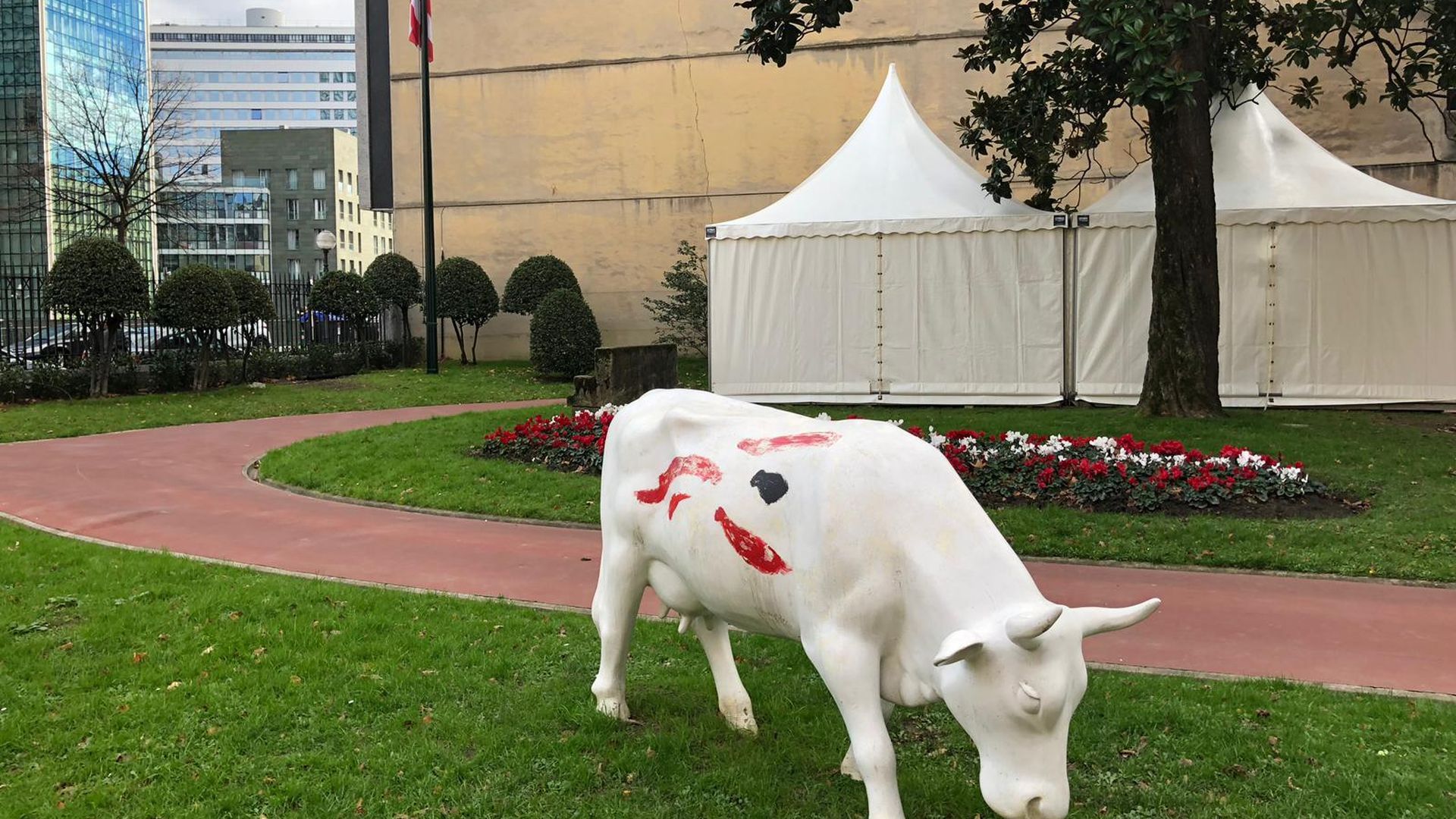 Carpas para elecciones en el palacio de Ibaigane