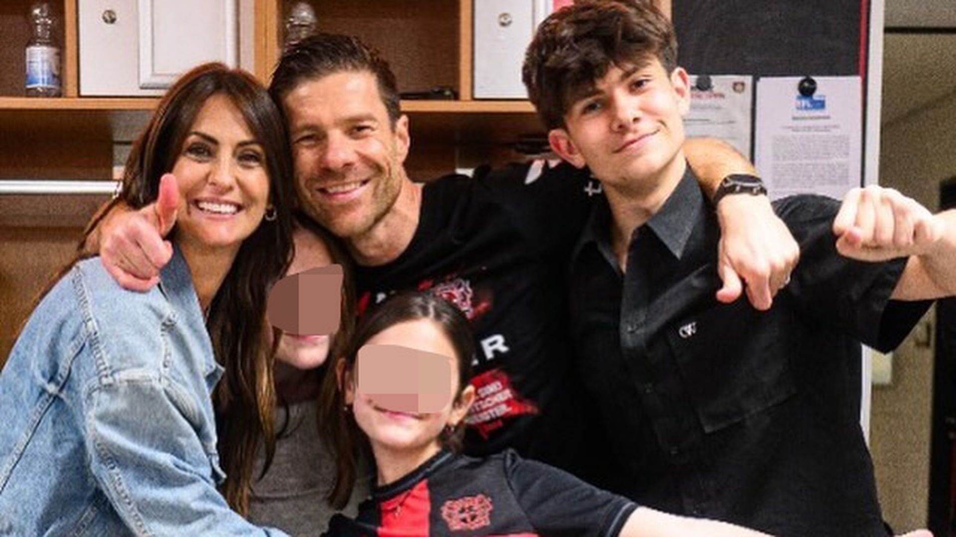 Jon Alonso Aramburu (en la imagen, con su padre y sus hermanas), ha seguido los pasos de su padre en el fútbol como centrocampista
