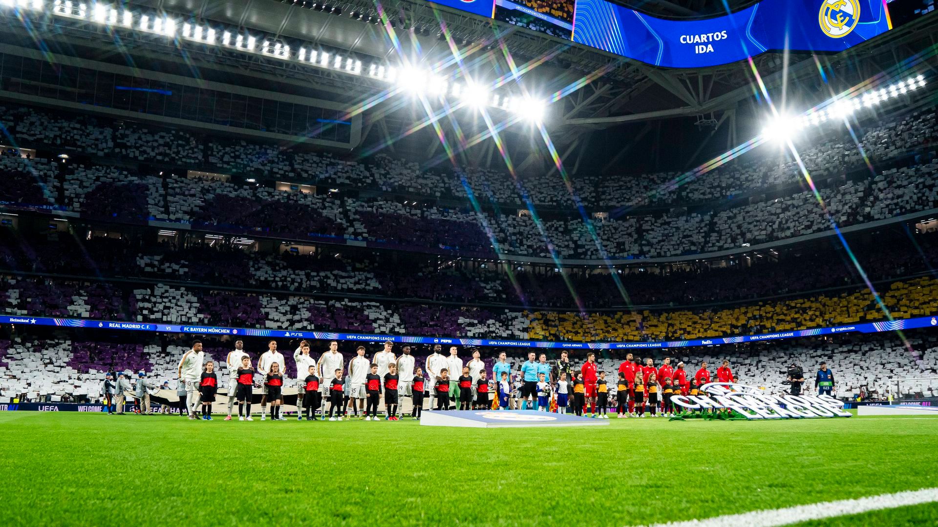 Jugadores de Bayern y Real Madrid saltan al césped