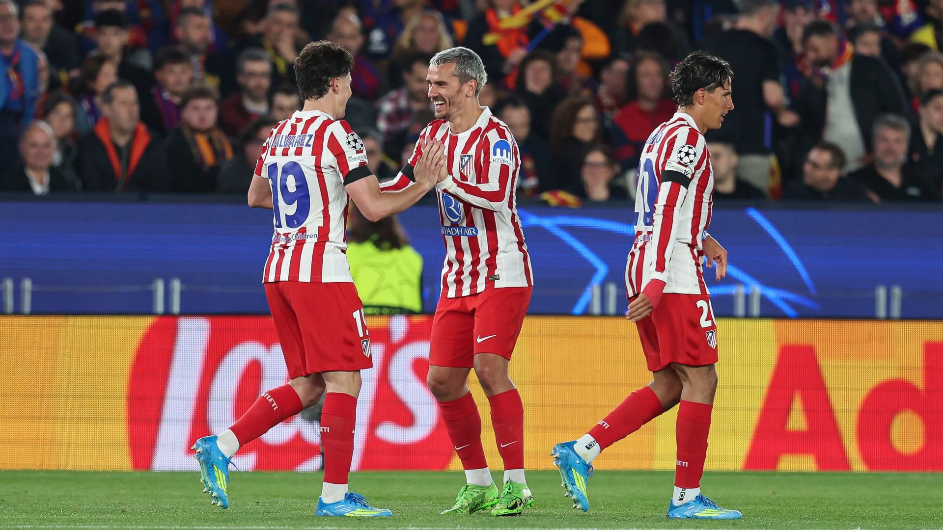 Julián Álvarez y Griezmann celebrando el gol contra el Barcelona