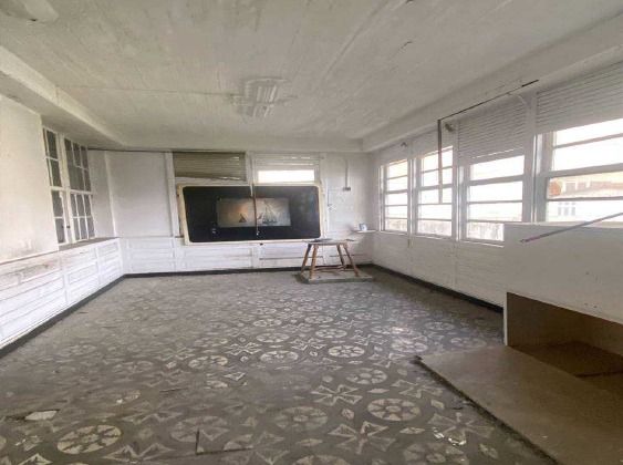 La casa de dos plantas era toda de madera y estaba en buen estado de conservación