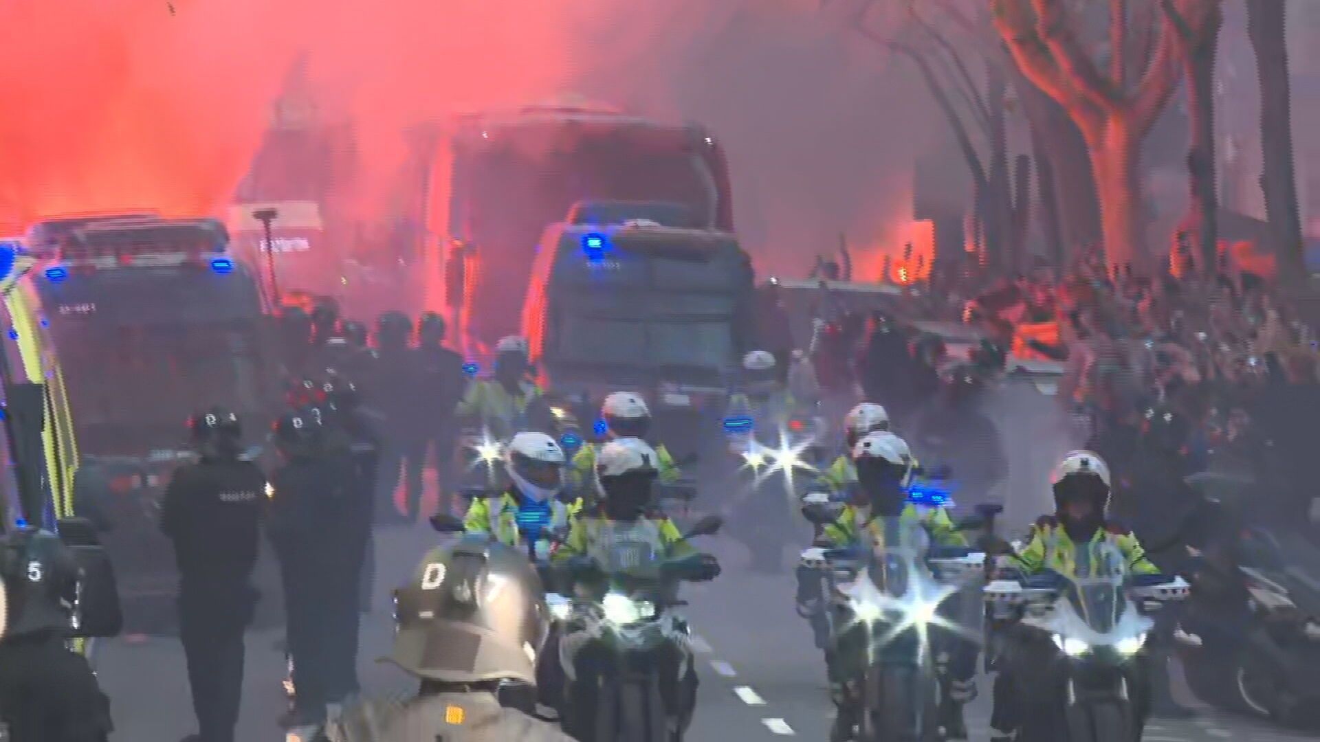 Llegada del Barcelona con bengalas