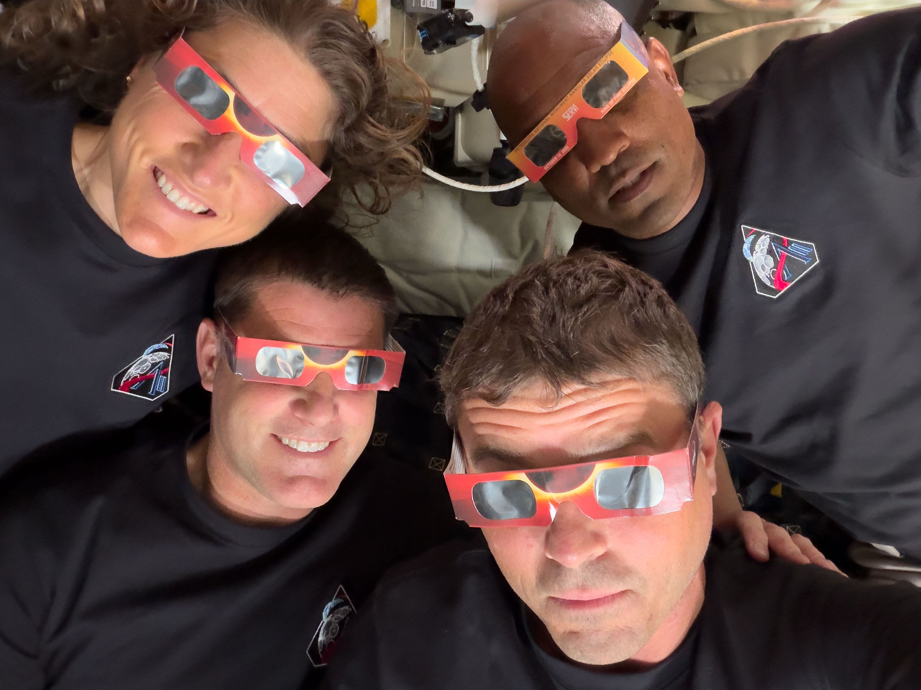 Los astronautas de la misión Artemis II, con las gafas para protegerse durante un eclipse
