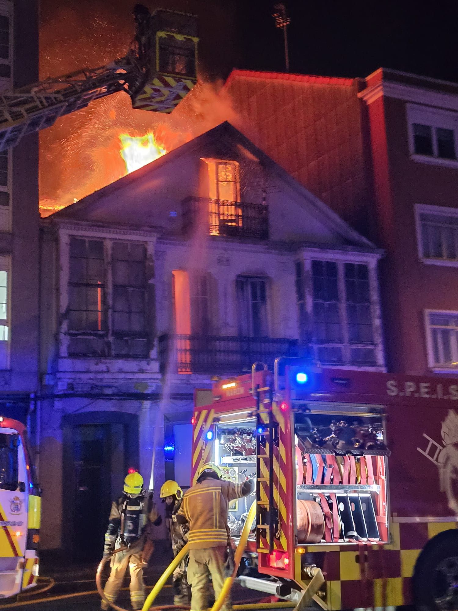 Los Bomberos de Narón trabajaron varios horas para sofocar las llamas que arrasaron la vivienda