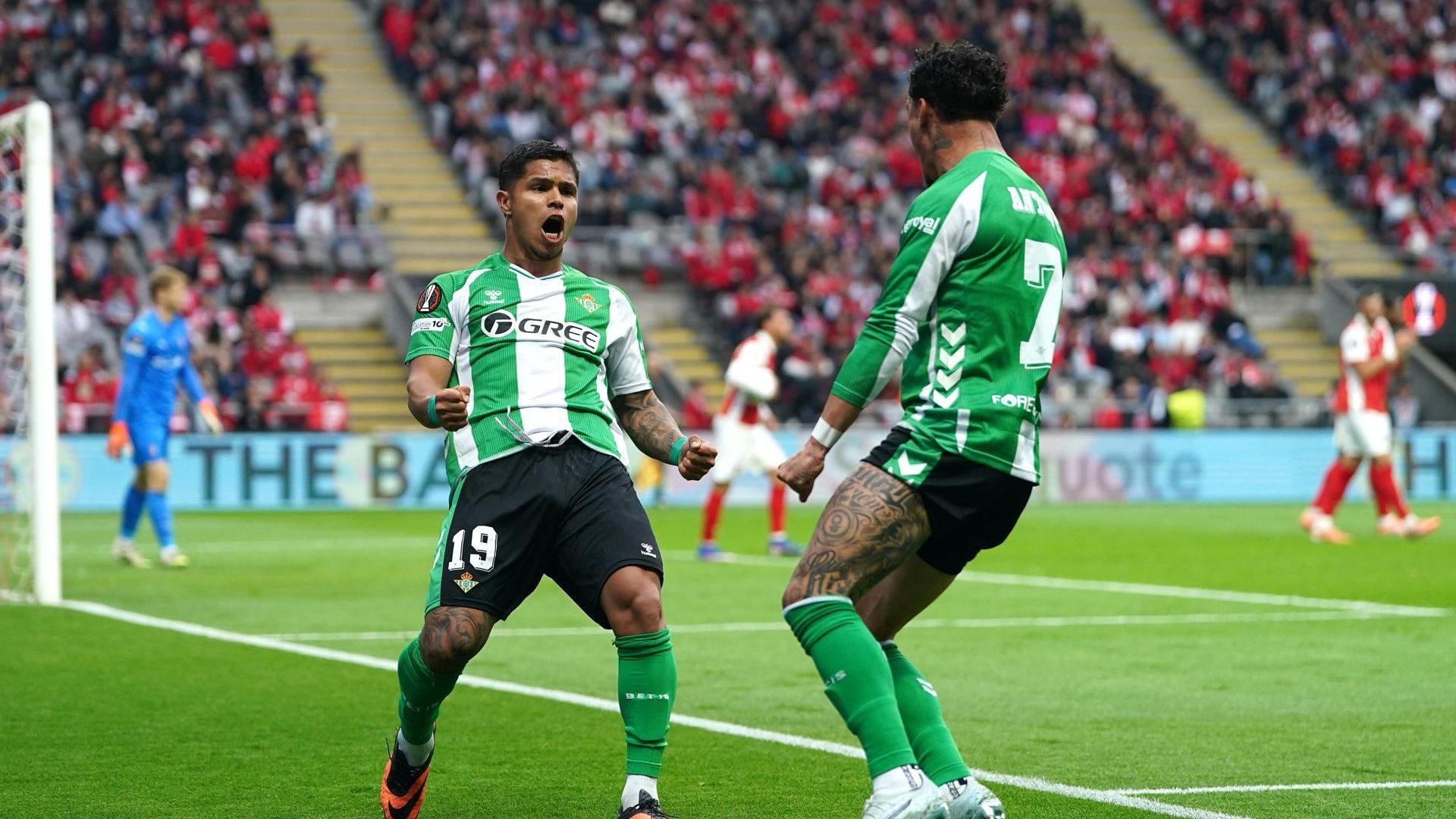 Los jugadores celebran el gol del Cucho Hernández al Braga