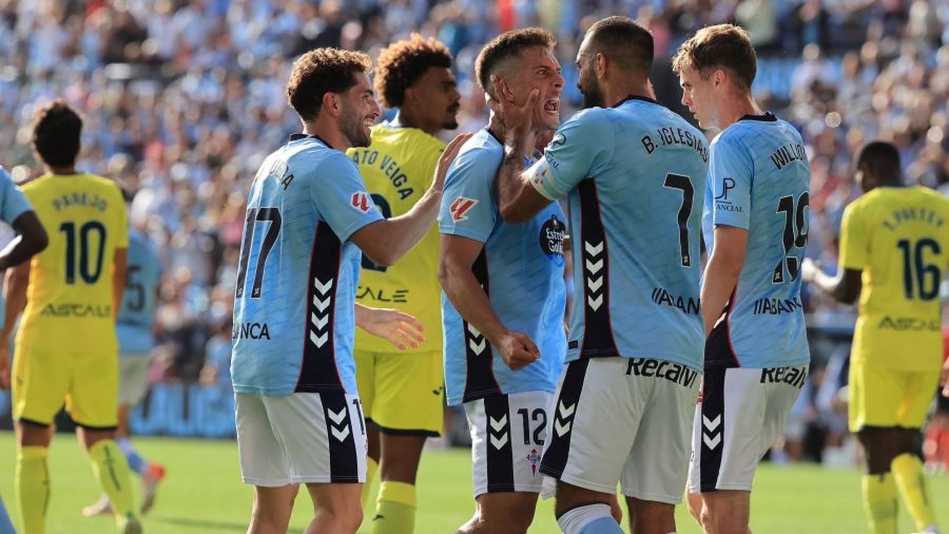 Manu Fernández celebra con Borja Iglesias un gol al Villarreal