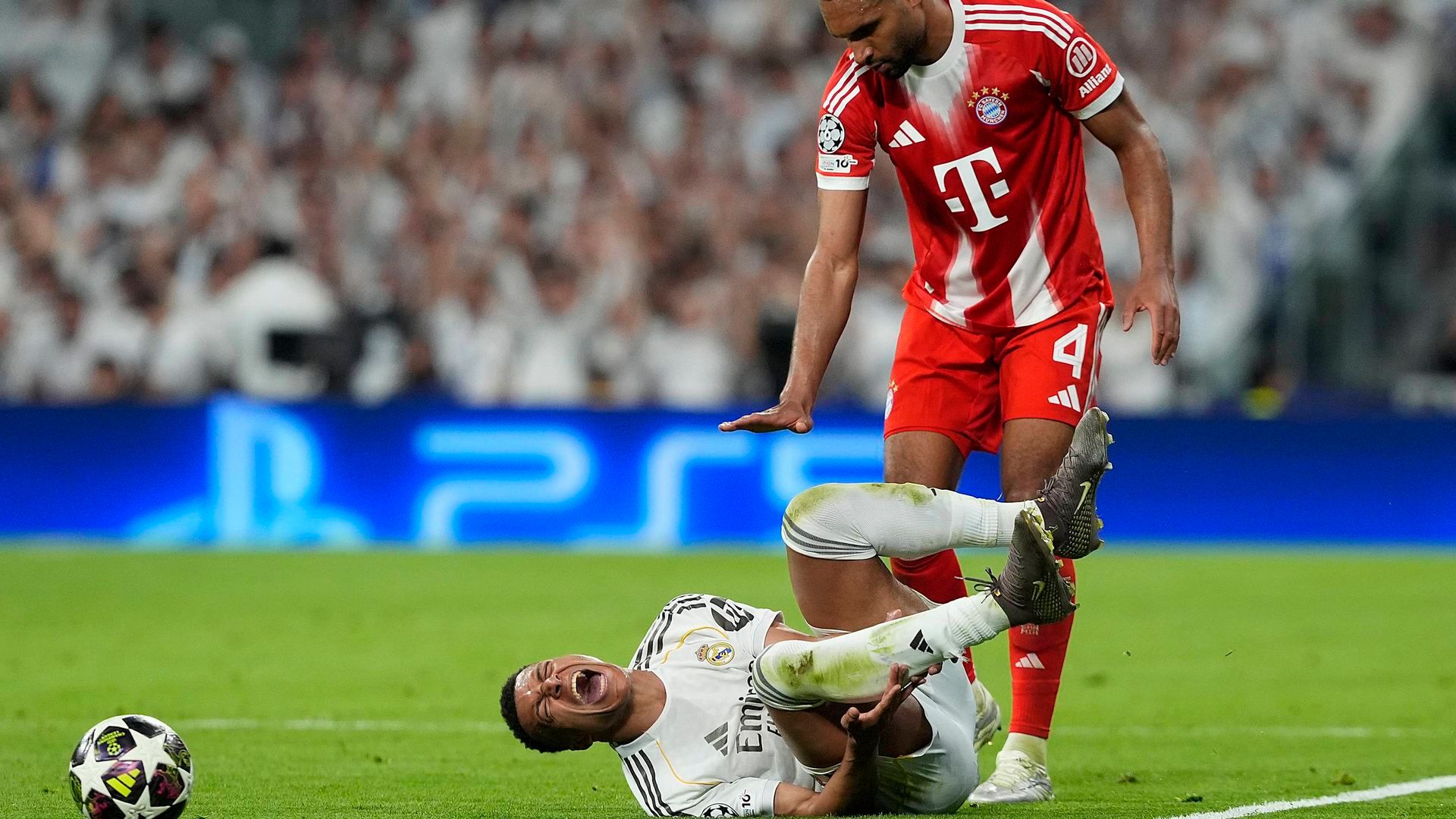 Mbappé doliéndose tras la entrada de Tah
