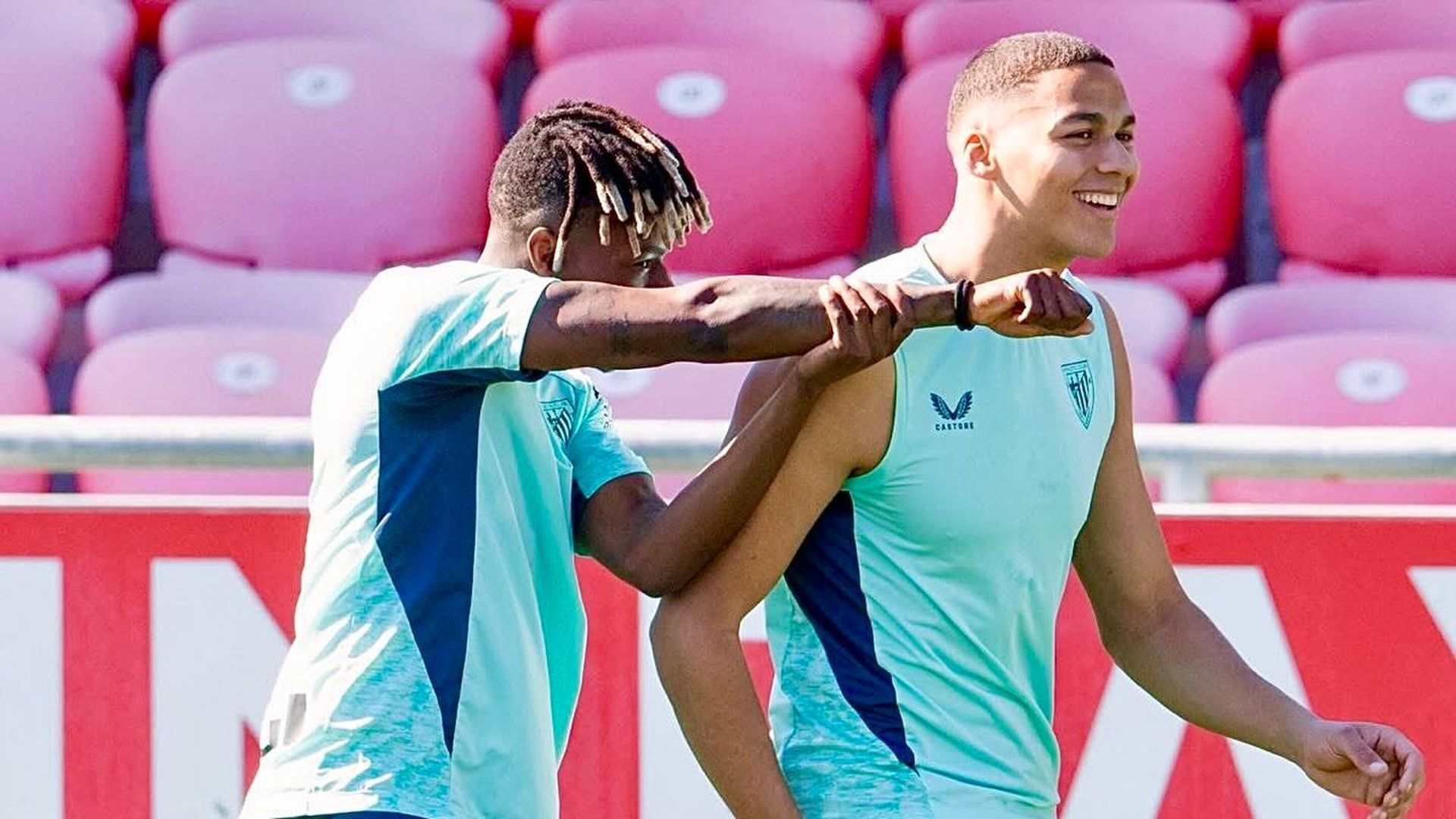 Nico Williams con Maroan Sannadi en un entrenamiento en Lezama