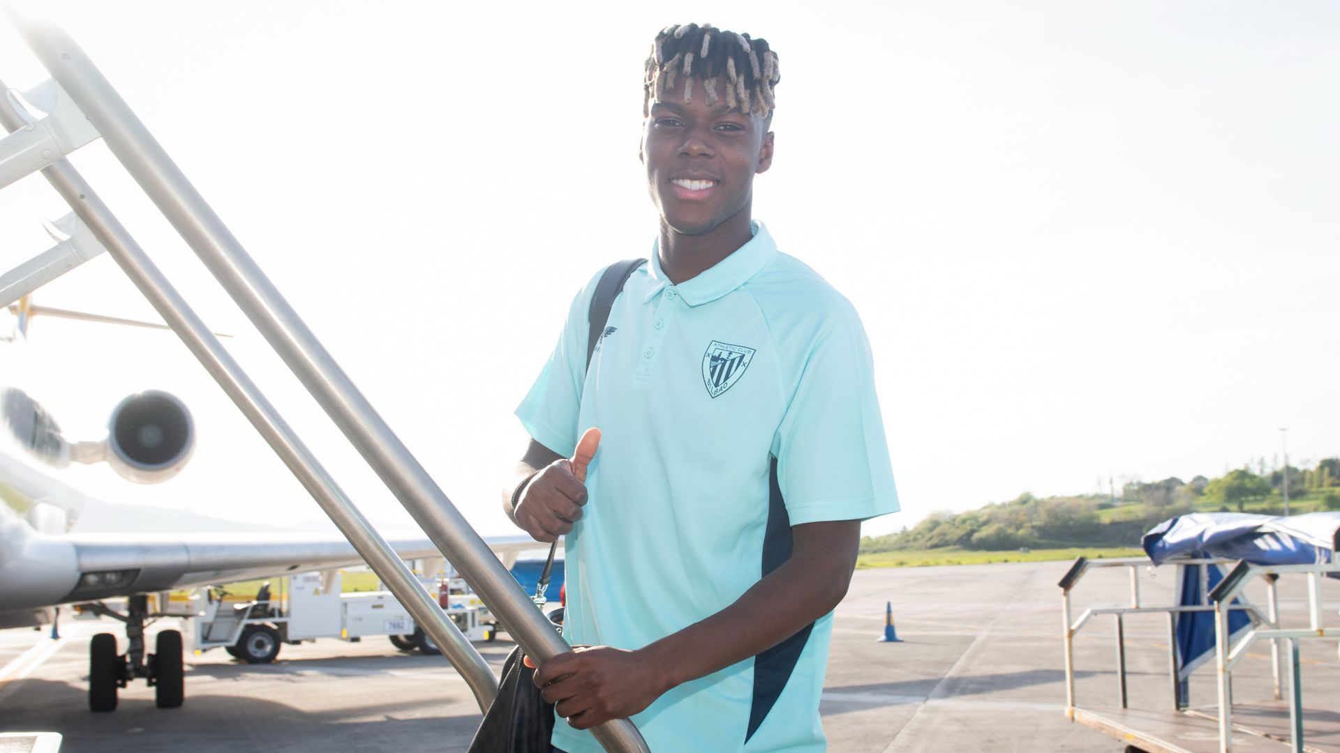 Nico Williams sube con optimismo al avión del equipo para un partido