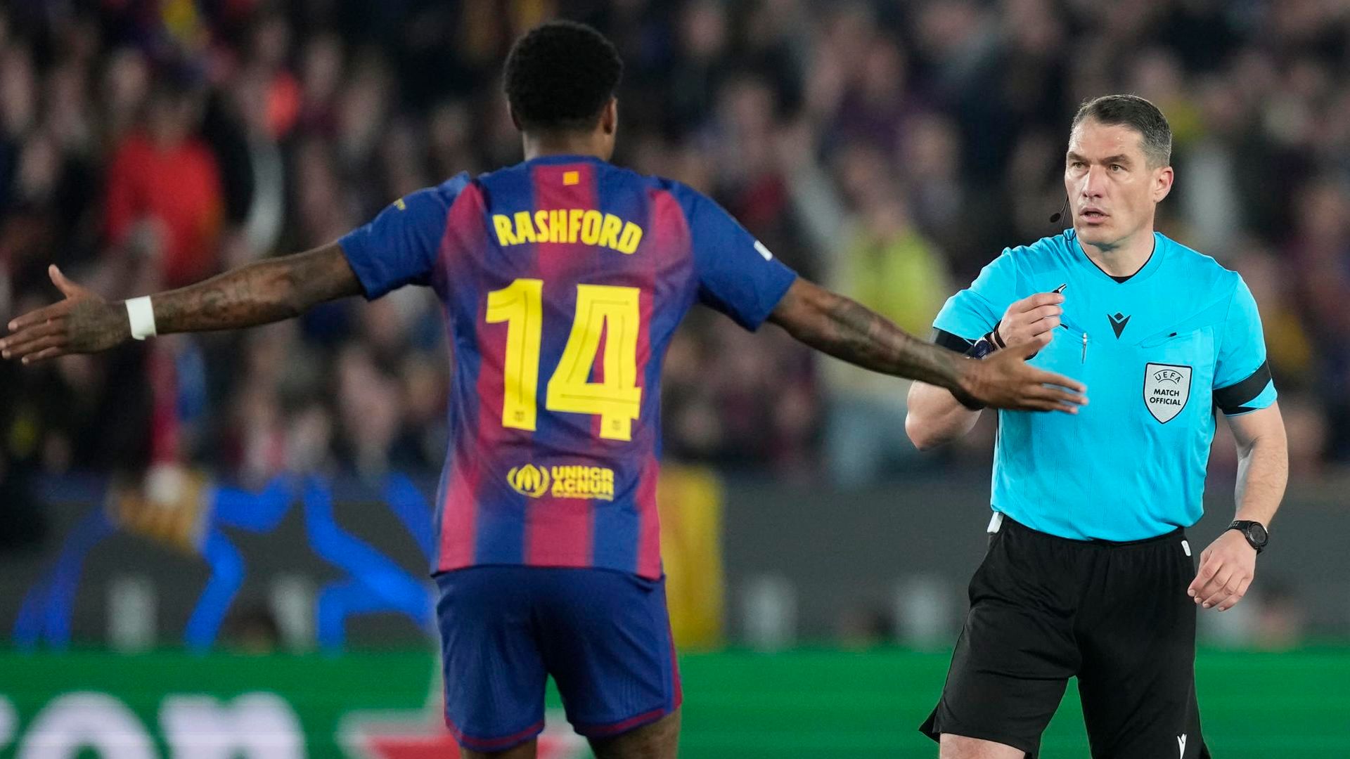 Rashford quejándose al árbitro