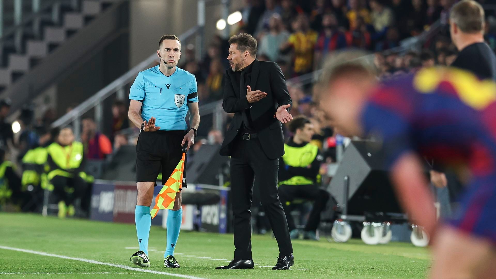 Simeone reclamando una acción al árbitro
