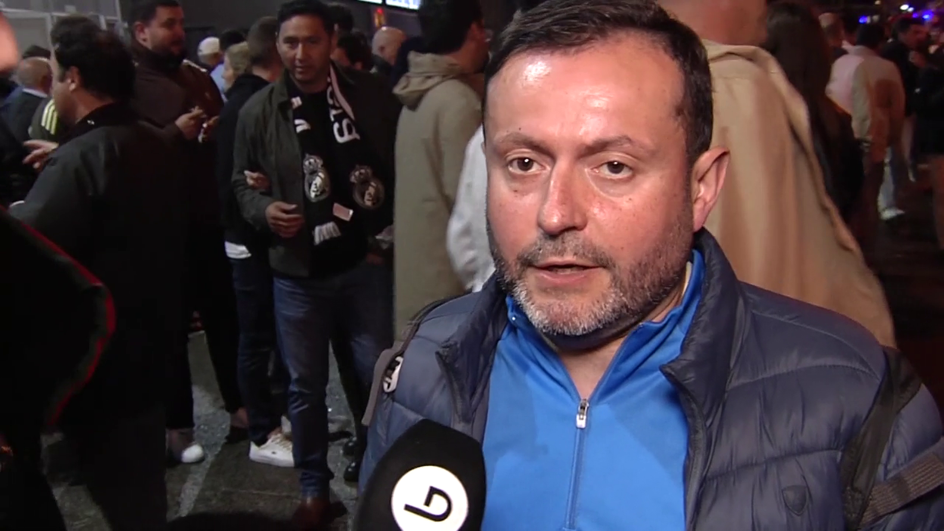 Un aficionado del Real Madrid saliendo del Bernabéu