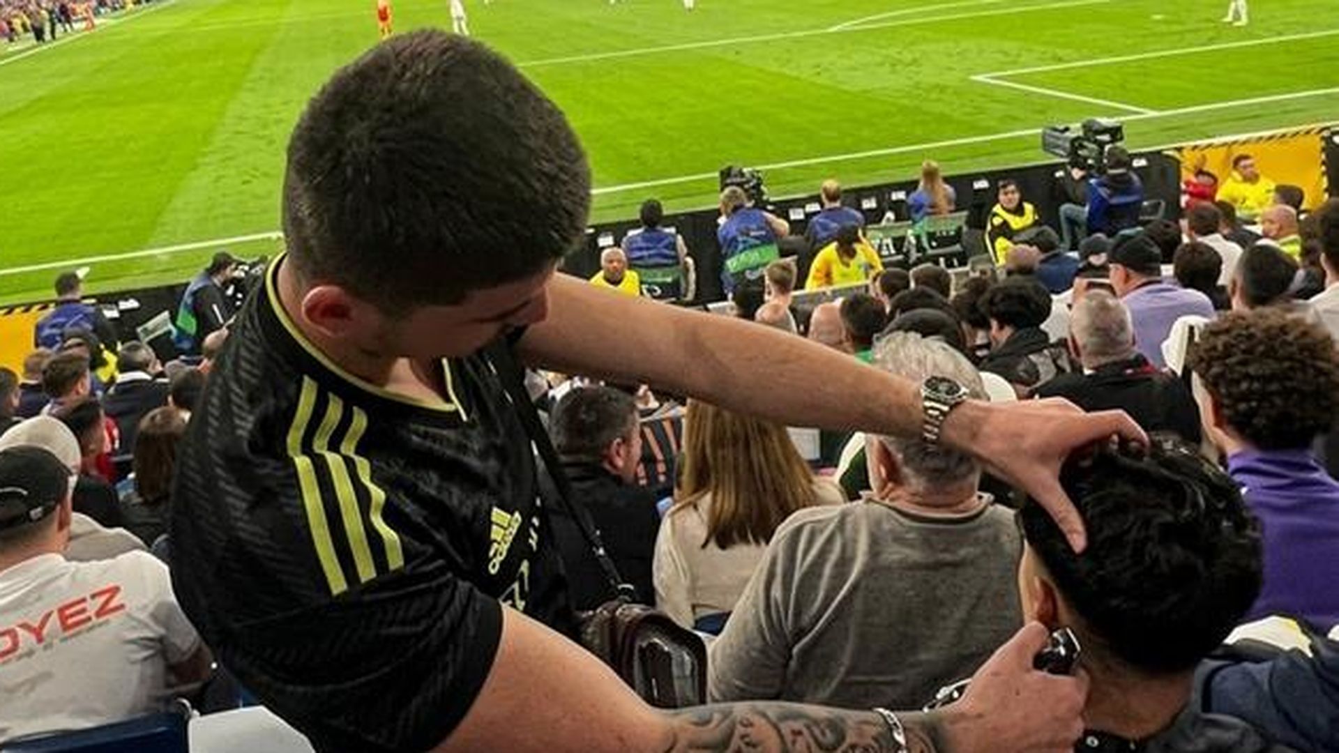 Un influencer cortando el pelo en pleno Real Madrid - Bayern de la Champions League