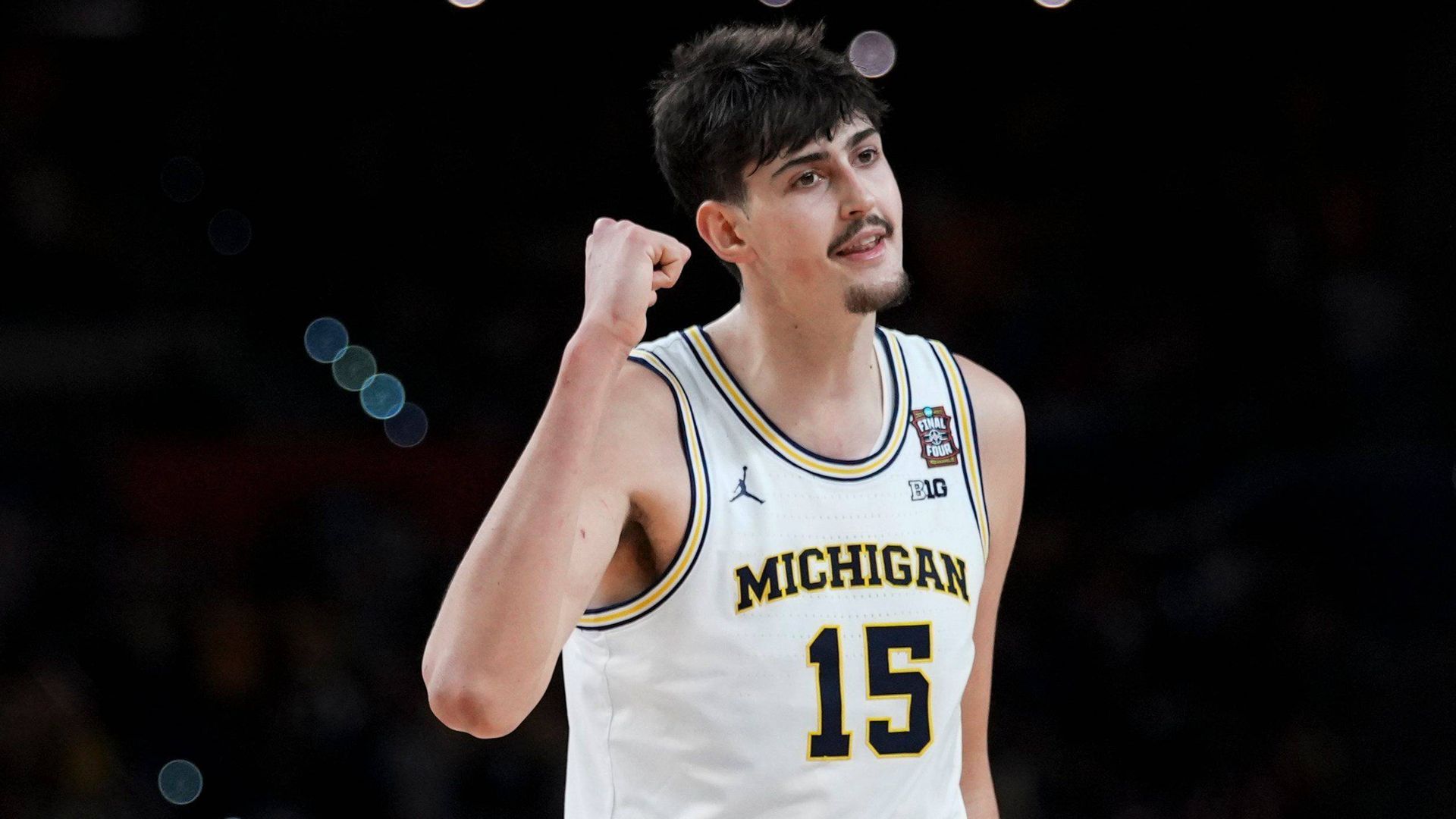 Aday Mara celerbando una canasta en un partido de la NCAA esta temporada