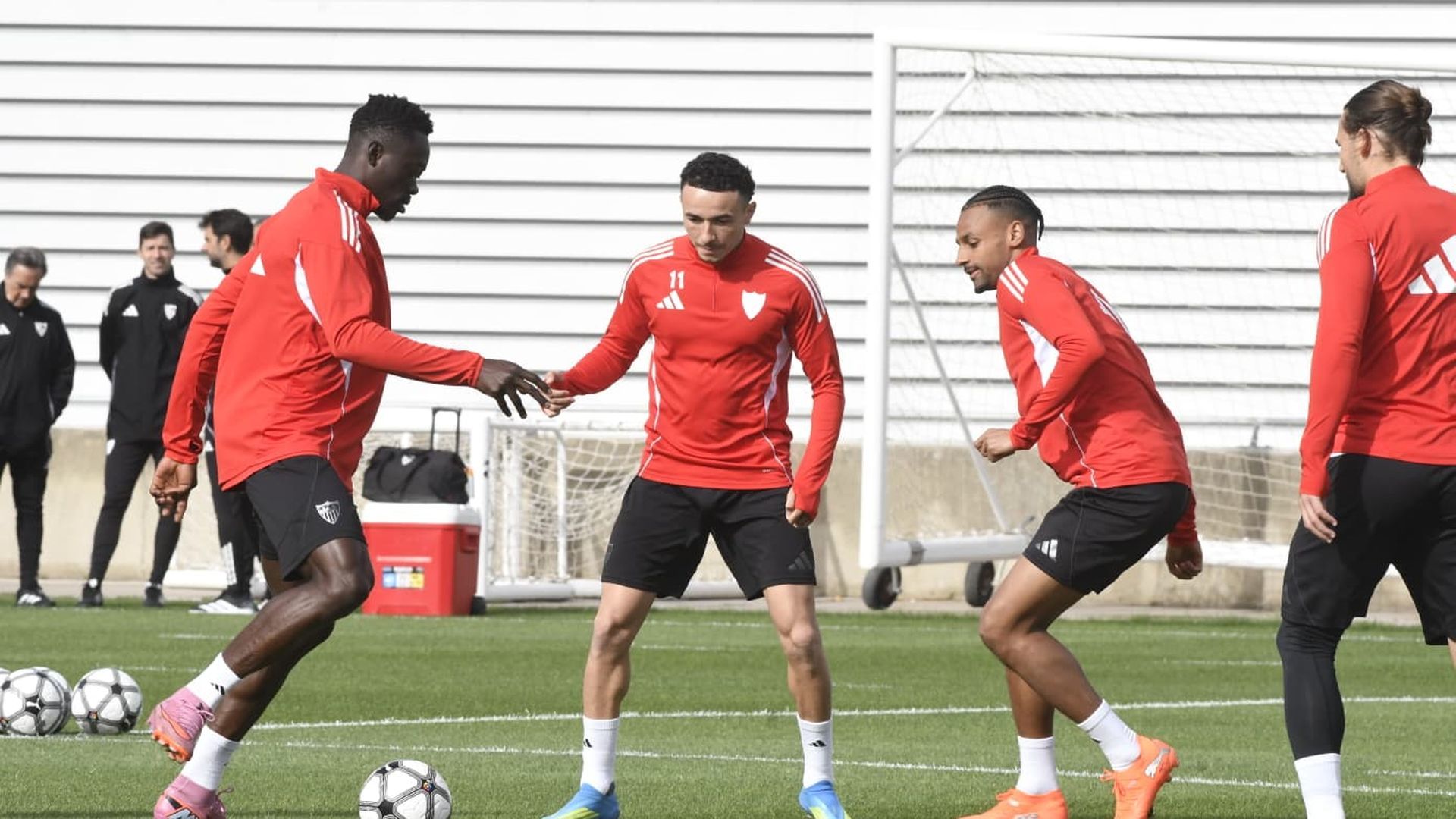 Akor Adams, Rubén Vargas y Sow, en el entrenamiento del Sevilla de este jueves