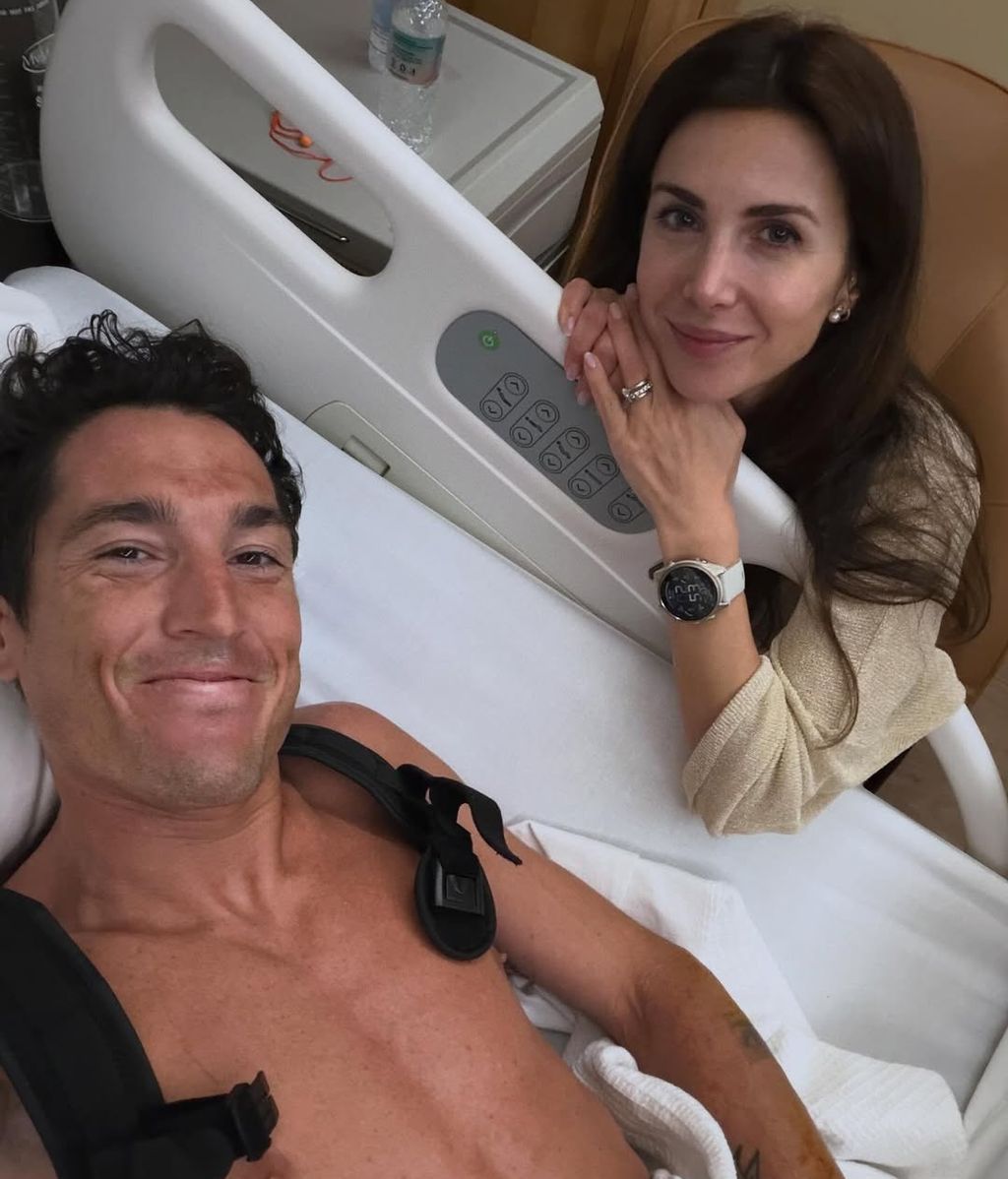 Aleix Espargaró y su mujer, Laura, tras el accidente