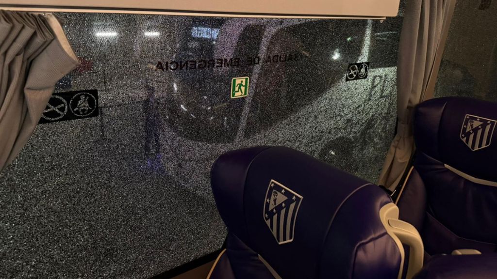 Así quedó el autobús del Atleti a la llegada al Camp Nou