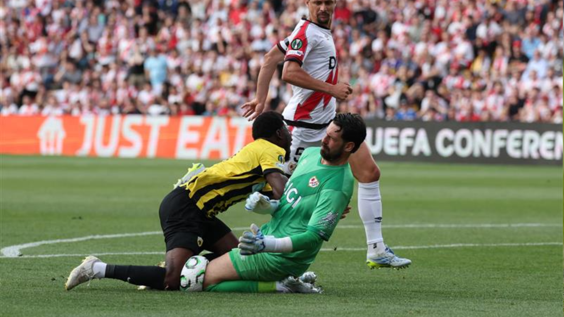 Augusto Batalla se duele en el Rayo Vallecano-AEK Atenas
