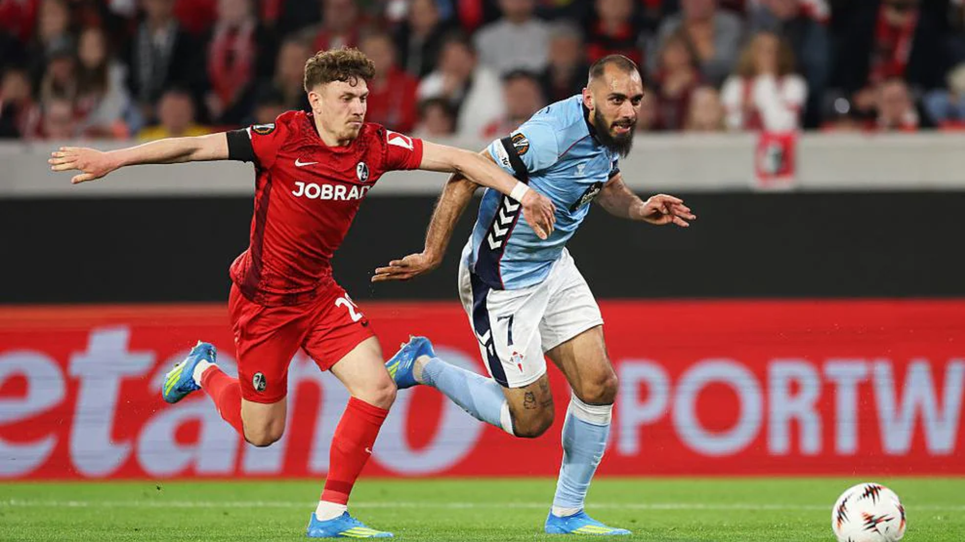 Borja Iglesias ante el Friburgo Borja Iglesias ante el Friburgo