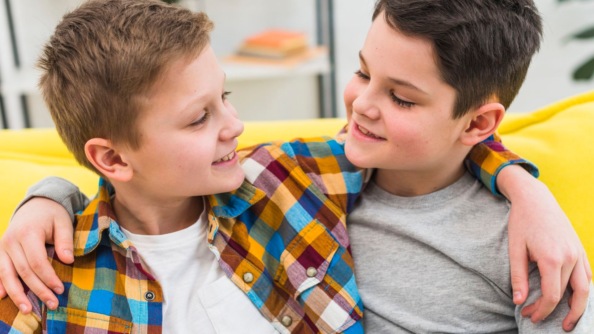 Con motivo del Día de los Hermanos, Aldeas Infantiles SOS pone el foco en una realidad poco visible. 