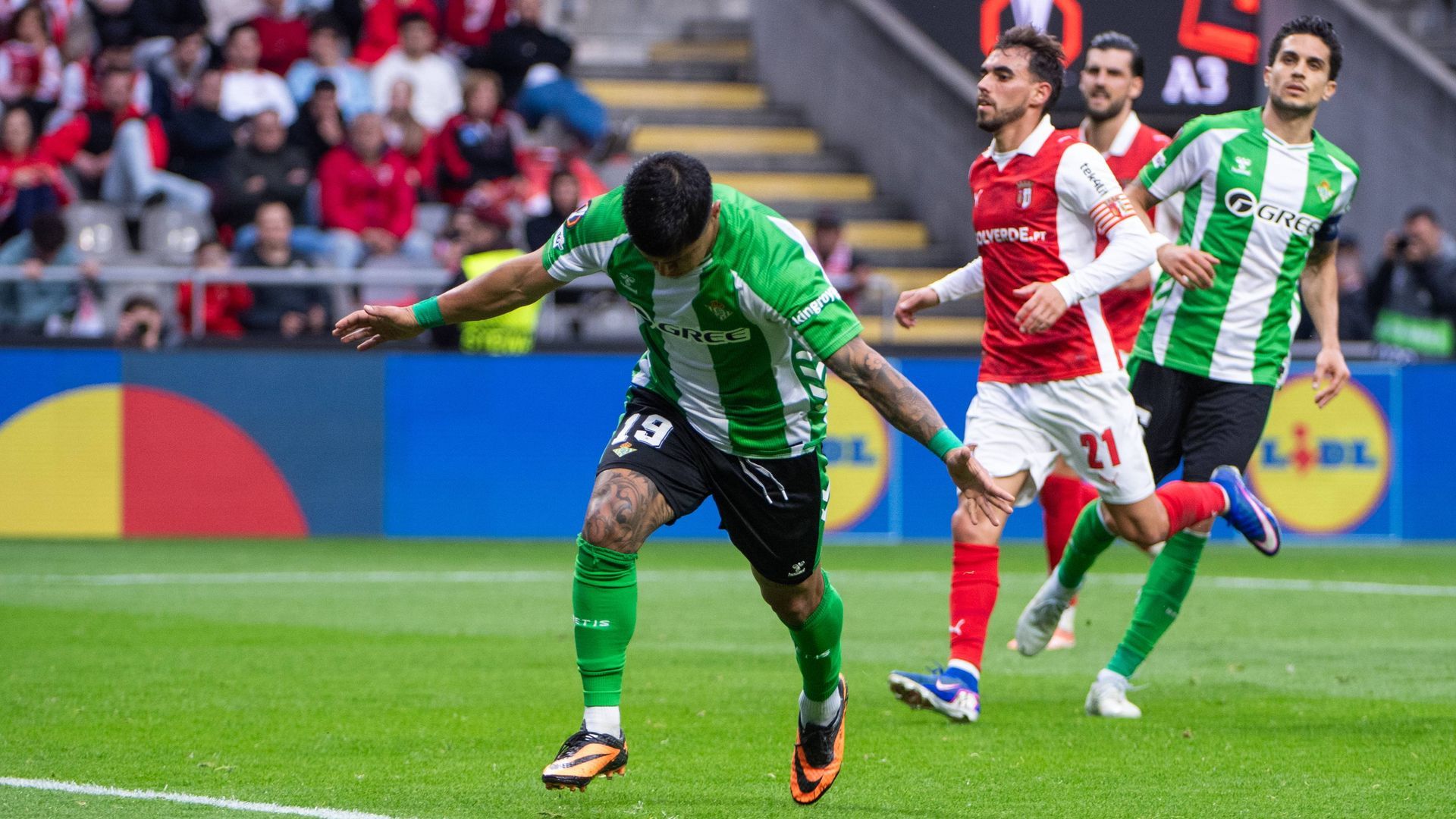 Cucho Hernández celebra su gol en Braga