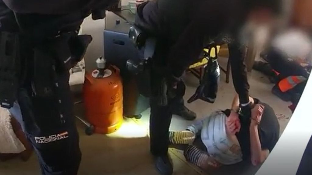 Vídeo de la detención del presunto autor de las cuchilladas, acompañado de su madre, también encarcelada como coautora