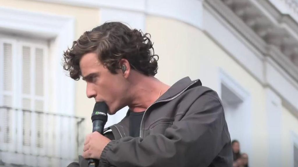 El show de Guitarricadelafuente hace enloquecer a la Puerta del Sol: así presentó su nueva canción en el concierto sorpresa