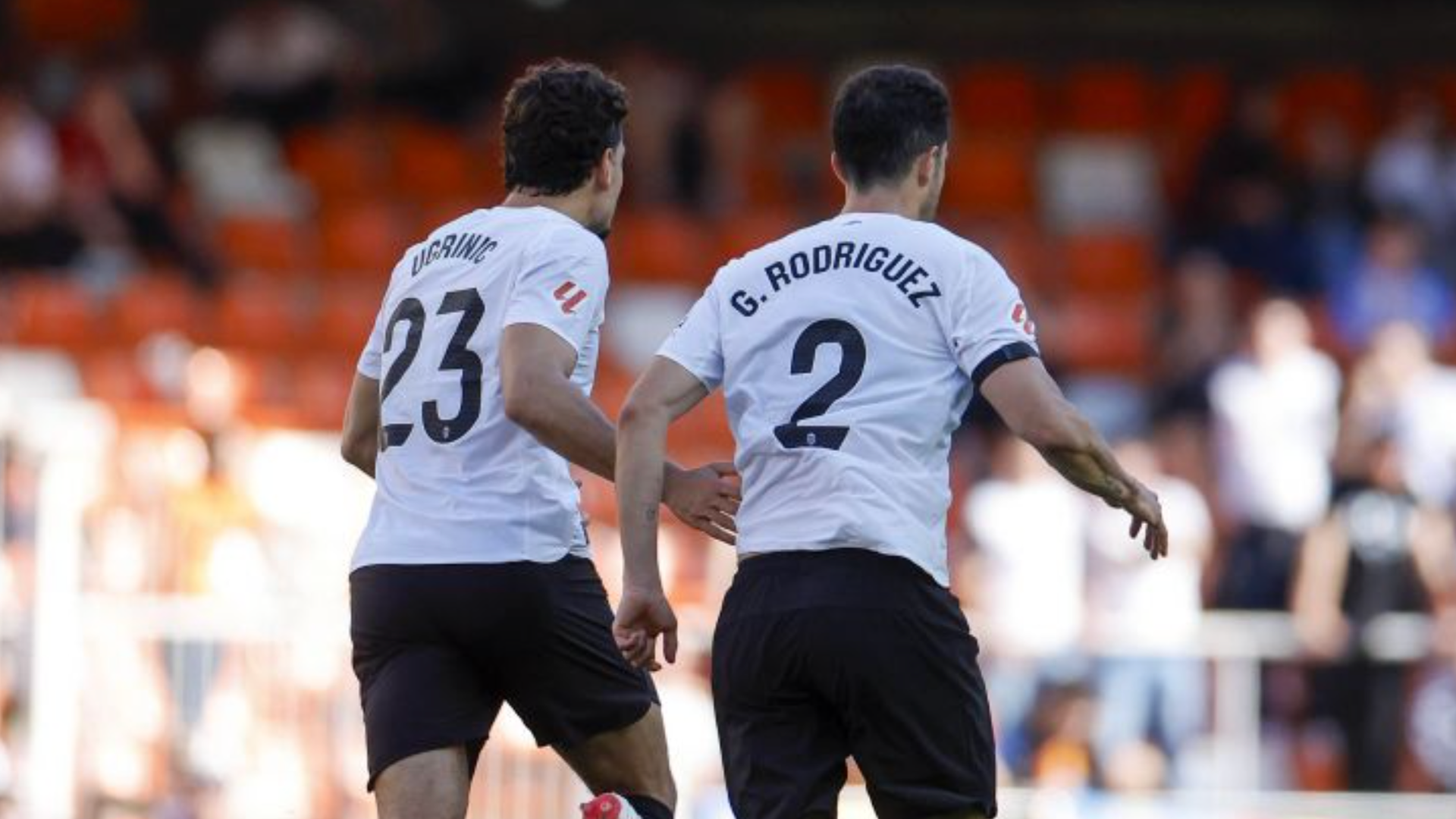 Filip Ugrinic y Guido Rodríguez de espaldas