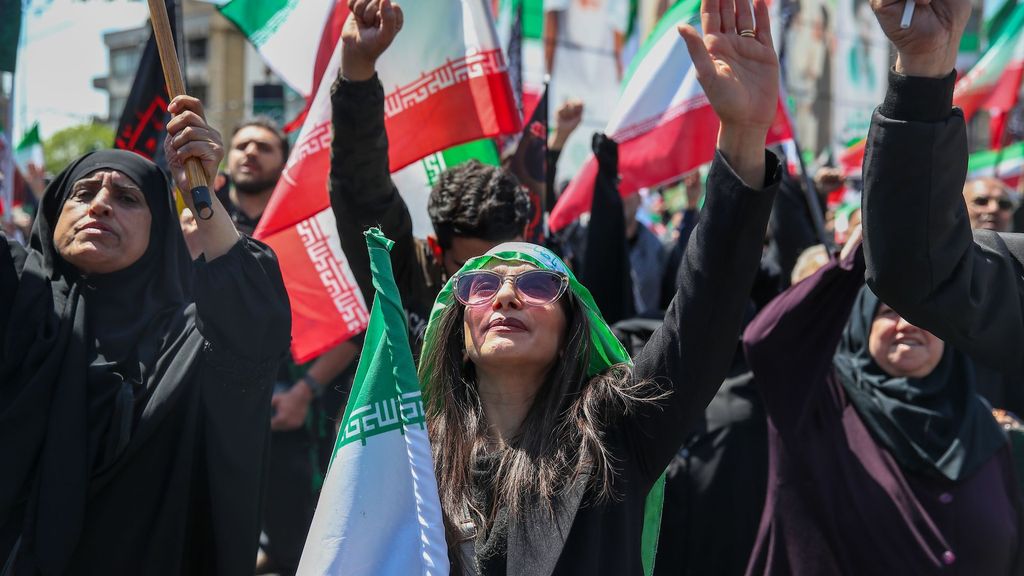 Frágil tregua en Irán entre amenazas mutuas y homenajes a Alí Jameneí