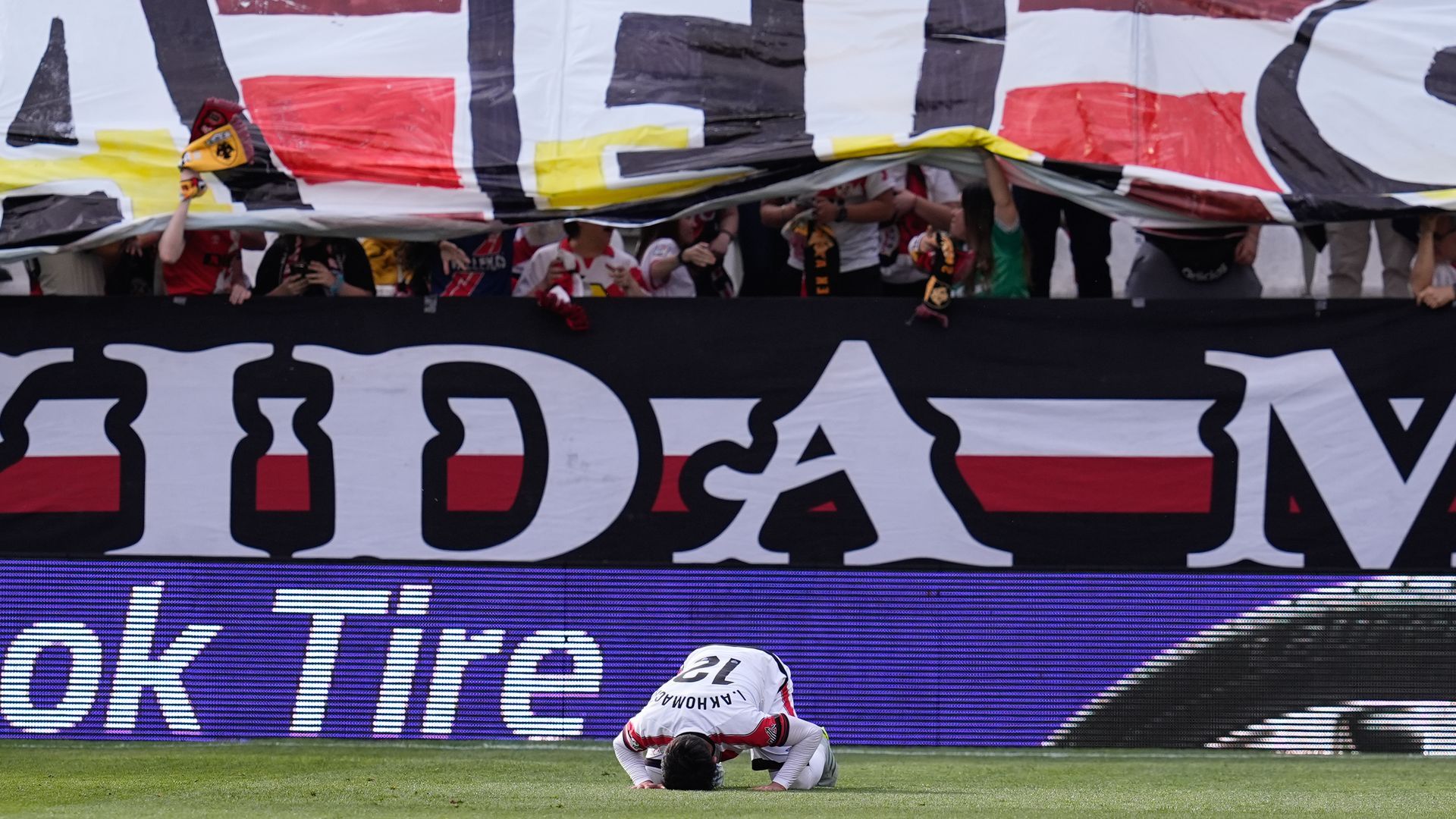 Ilias Akhomach celebrando su gol contra el AEK Atenas