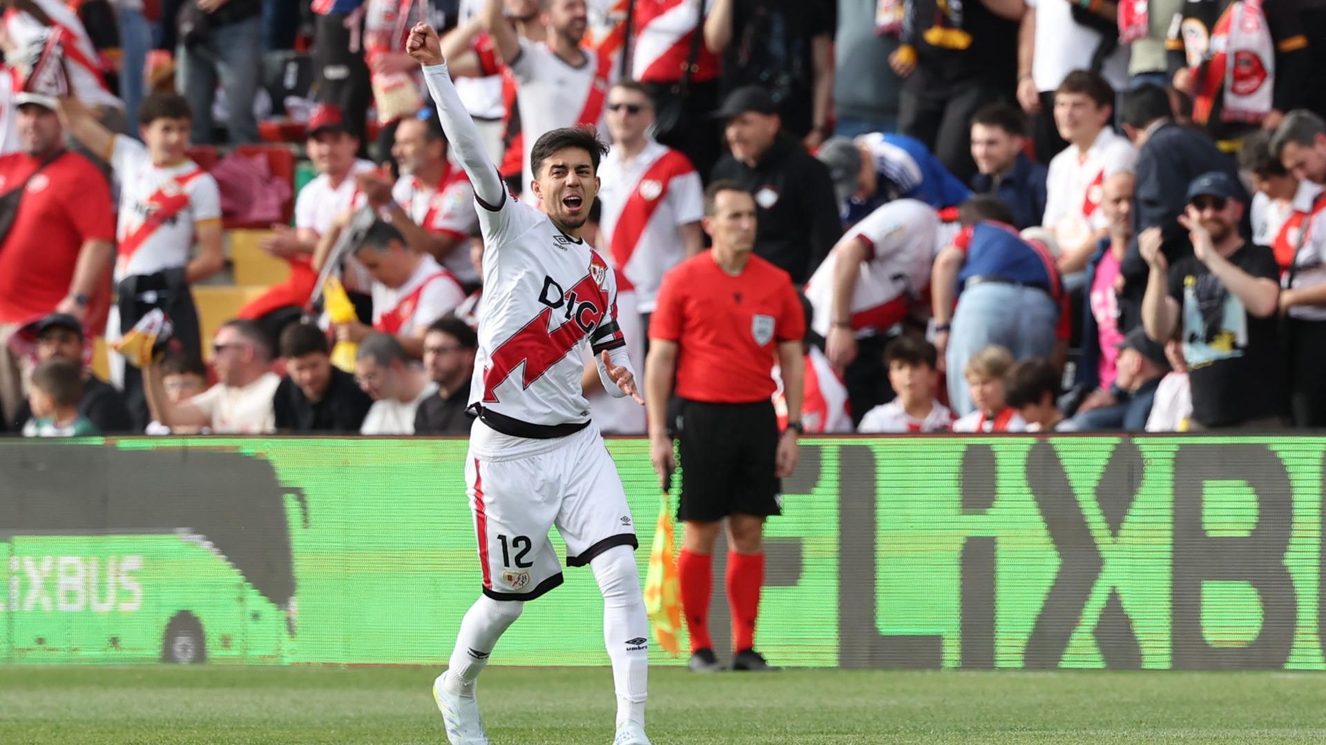 Ilias Akhomach celebrando su gol contra el AEK Atenas