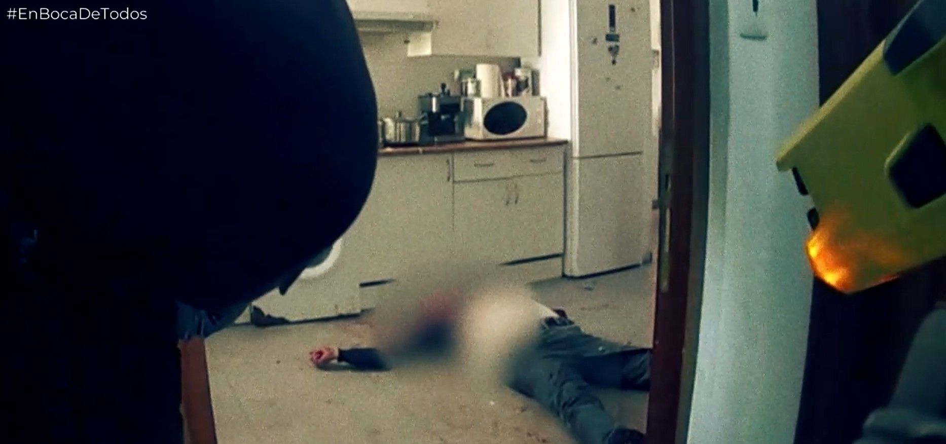 Las primeras e impactantes imágenes de la escena del crimen de Juan Carlos: la policía coge a los presuntos asesinos junto al cadáver