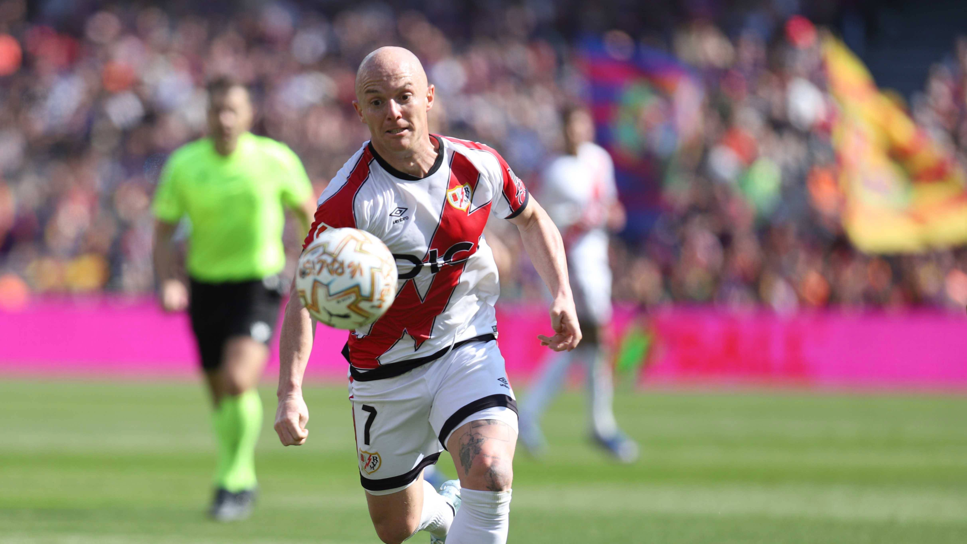 Isi Palazó, en un partido del Rayo Vallecano