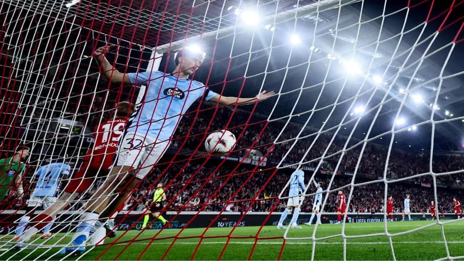 Javi Rodríguez, en su portería tras un gol del Friburgo Javi Rodríguez, en su portería tras un gol del Friburgo