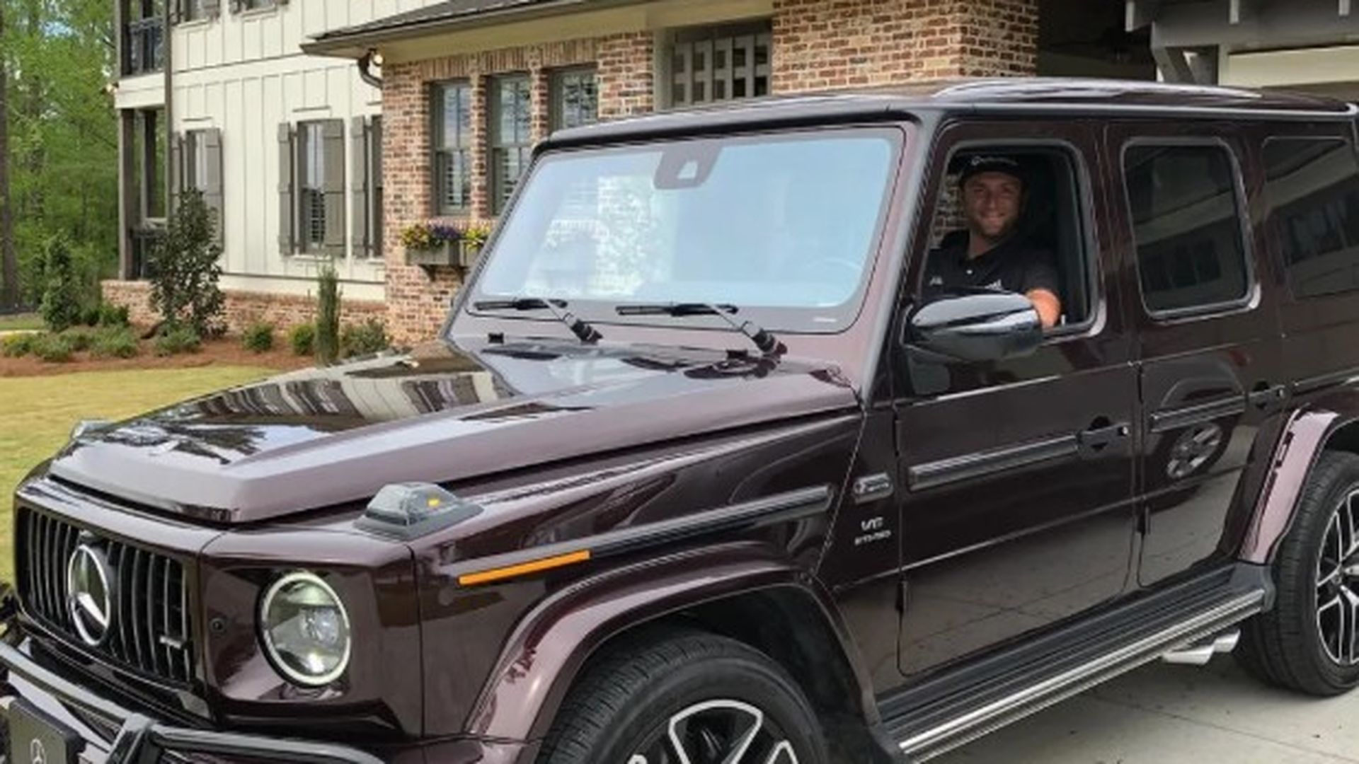 Jon Rahm con su Mercedes