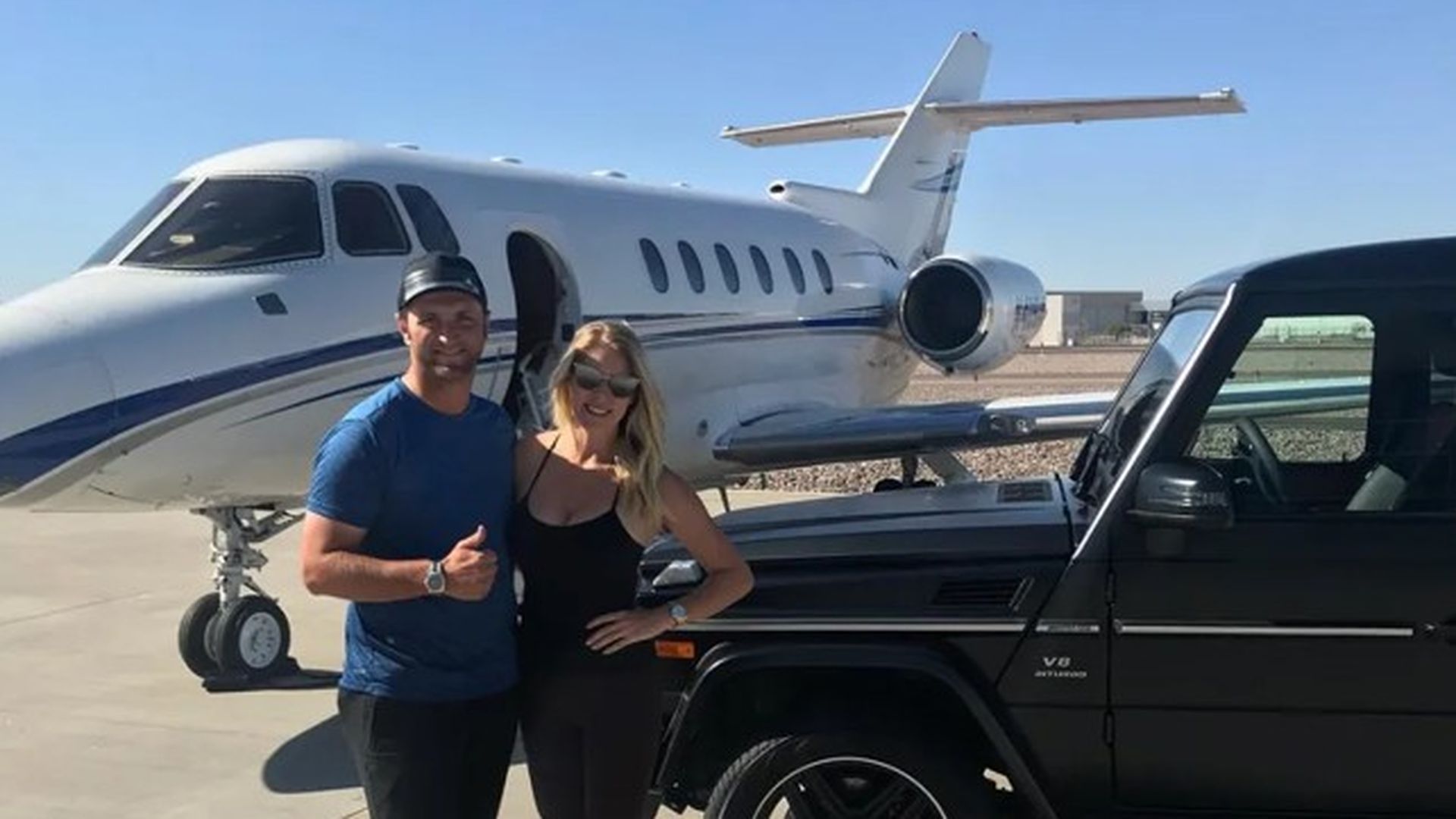 Jon Rahm y su mujer delante de su jet privado y un Mercedes