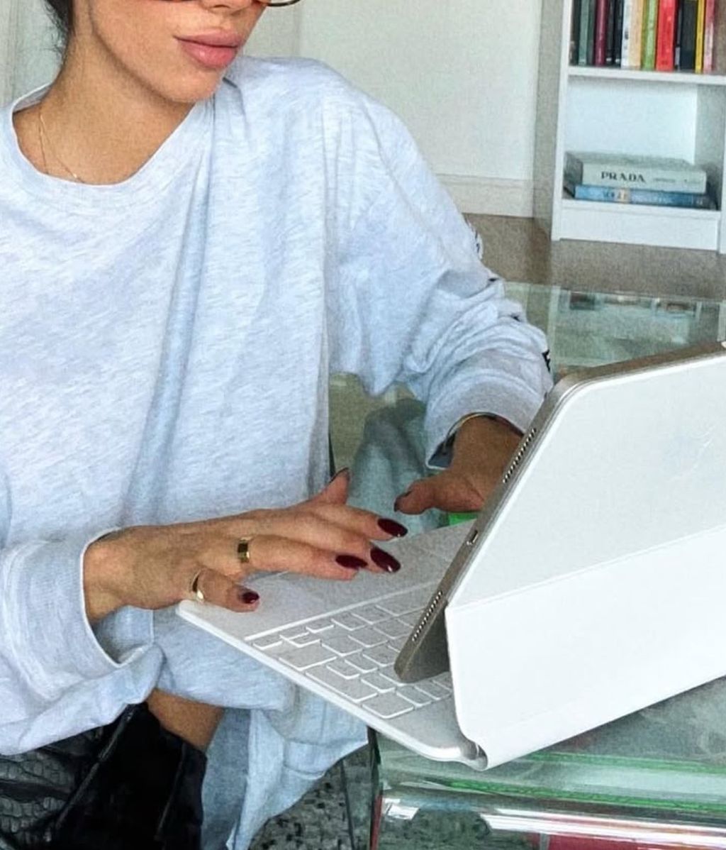 La foto de Alejandra Rubio, escribiendo con su iPad