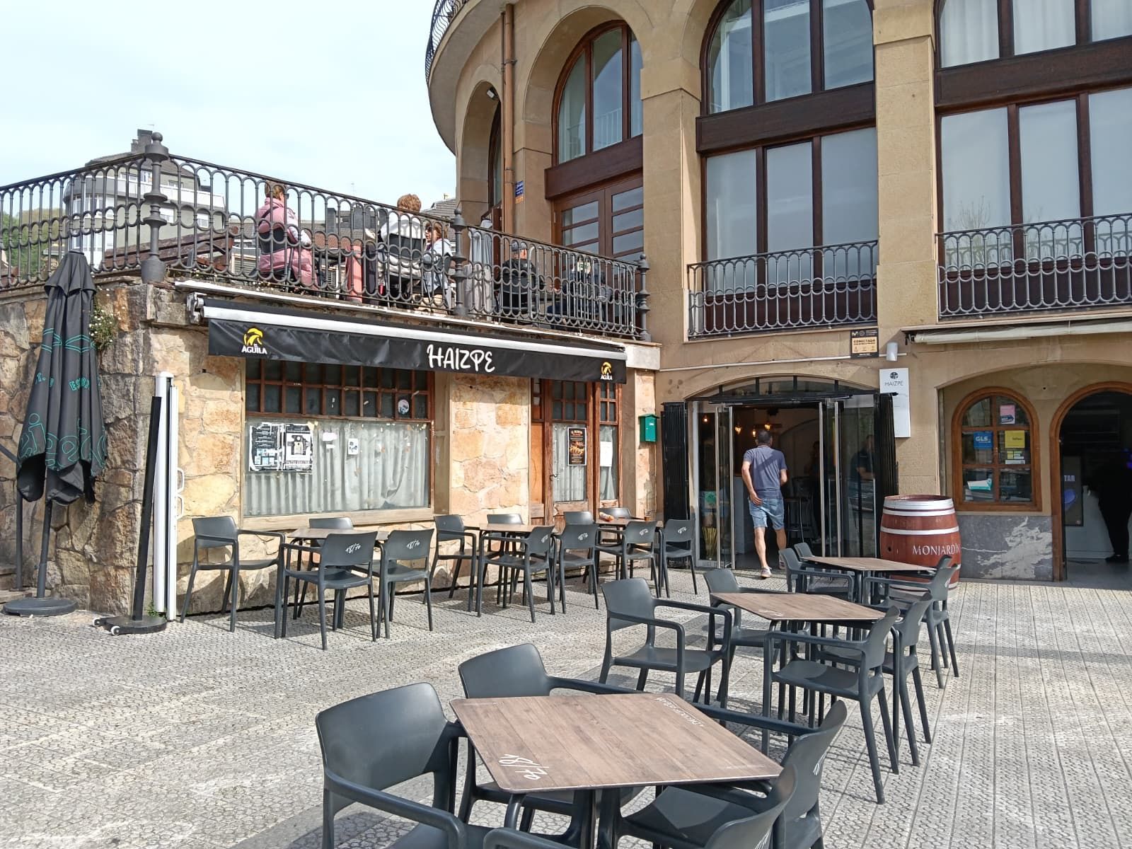 La tranquilidad reinaba hoy en la terraza del Bar Haizpe de Ordizia