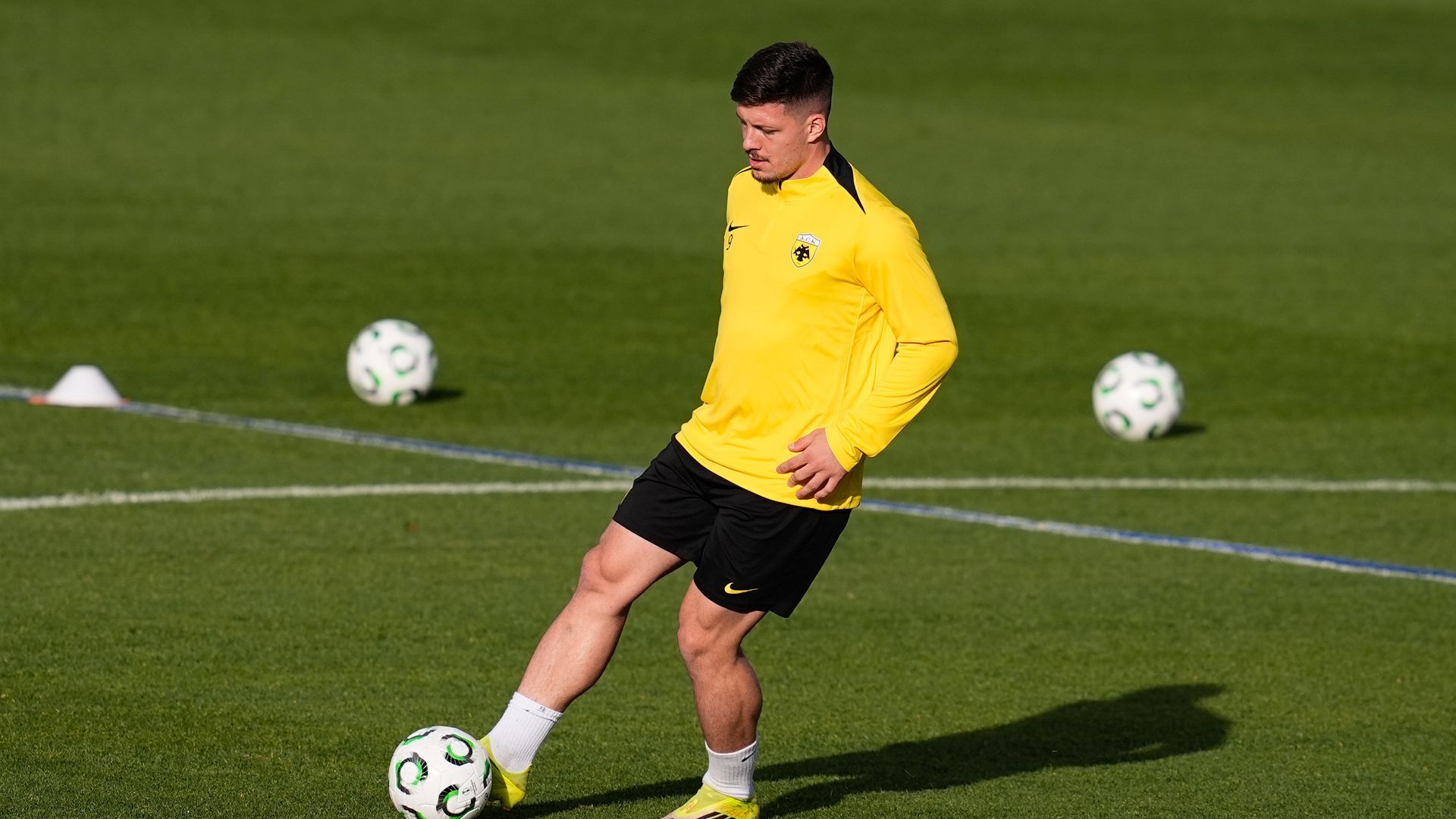 Luka Jovic durante un entrenamiento del AEK Atenas