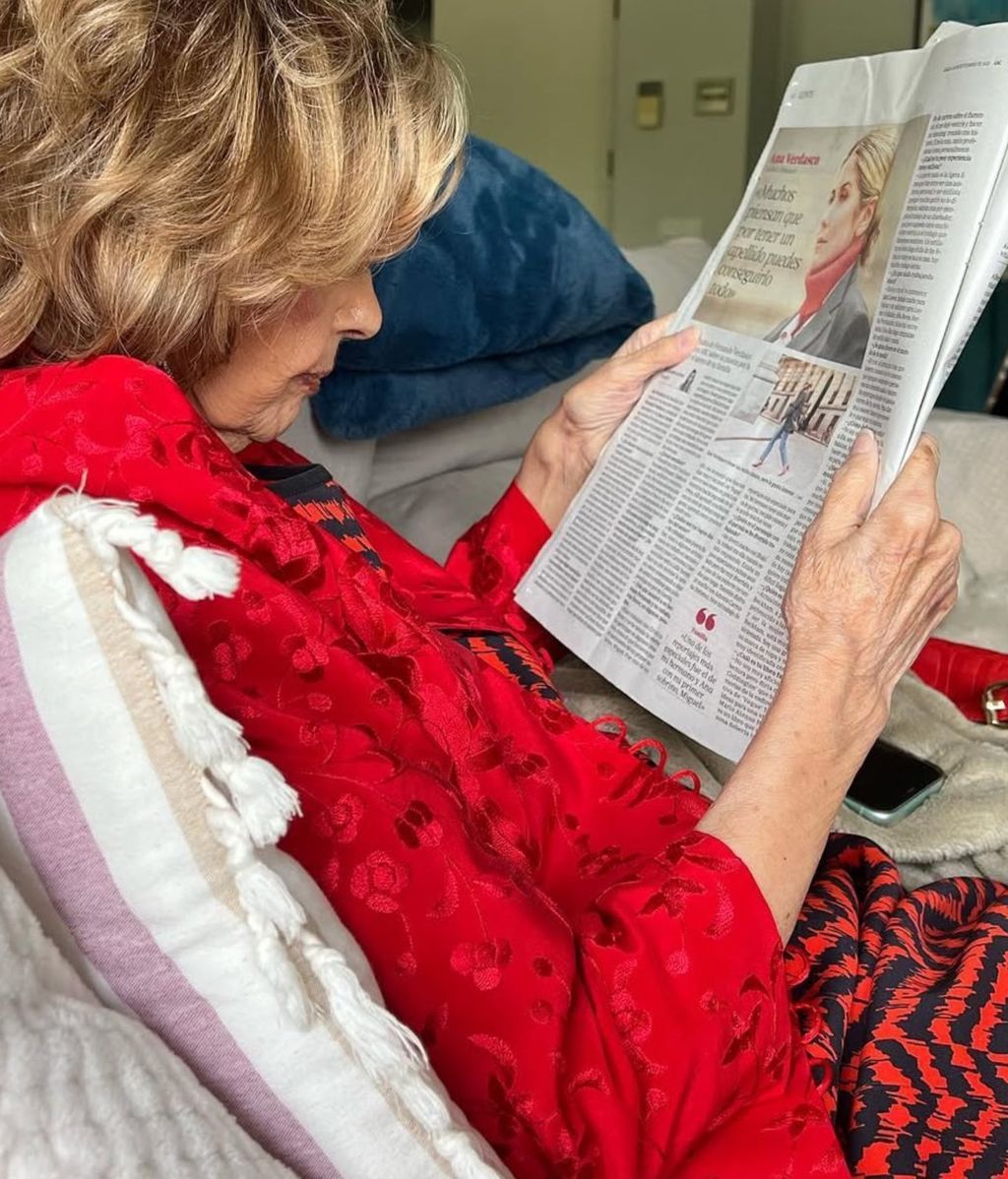 María Teresa Campos, leyendo la columna de su nieta