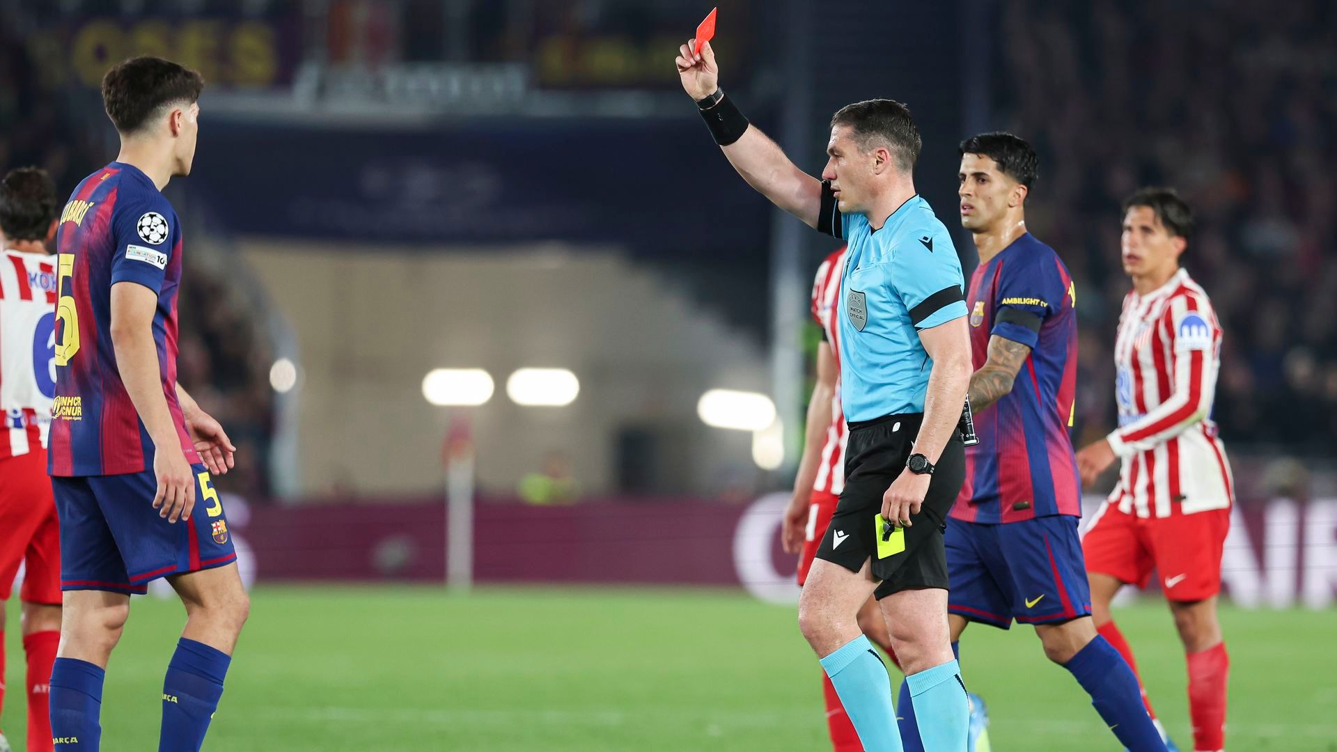 Pau Cubarsí, en el momento en el que el colegiado le enseña la roja