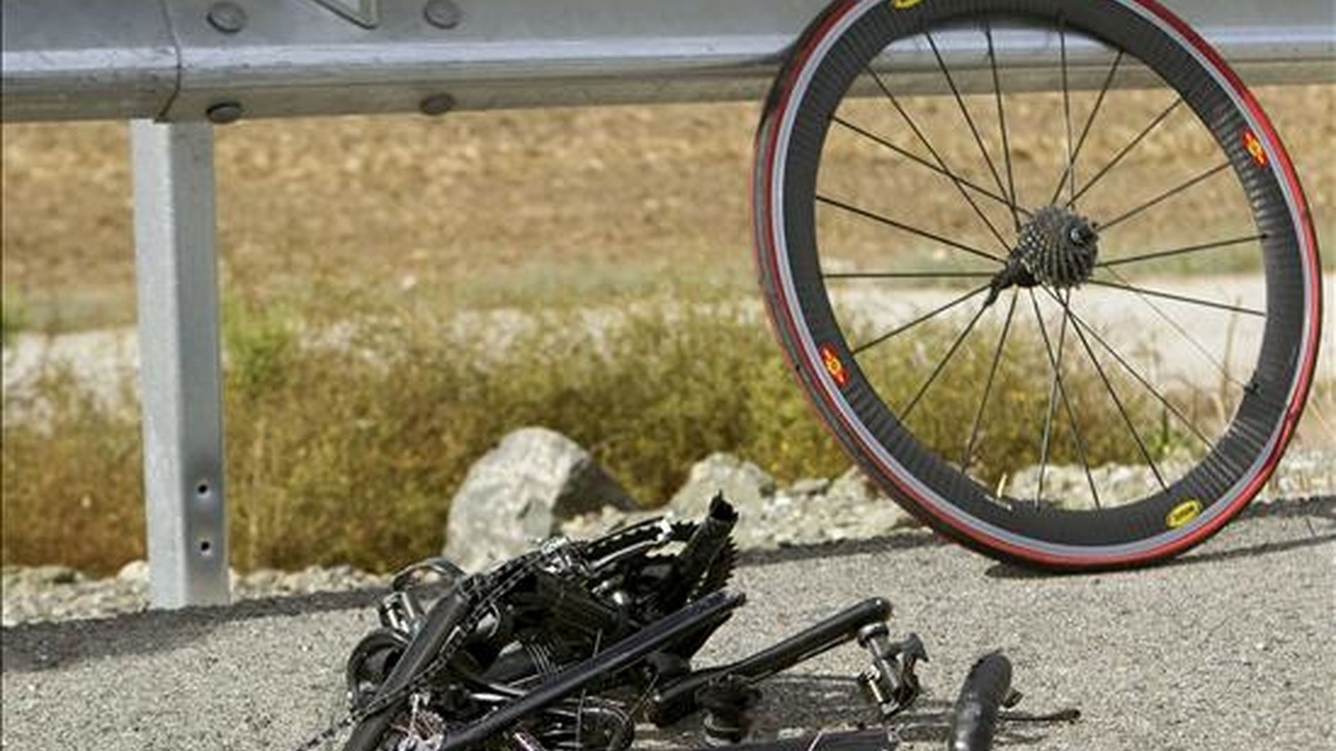 Restos del accidente en el que dos personas resultaron muertas ayer y otras cuatro heridas al arrollar un turismo a un grupo de ciclistas que circulaban por la carretera N-IV a la altura de la localidad sevillana de Los Palacios. EFE Restos del accidente en el que dos personas resultaron muertas ayer y otras cuatro heridas al arrollar un turismo a un grupo de ciclistas que circulaban por la carretera N-IV a la altura de la localidad sevillana de Los Palacios. EFE