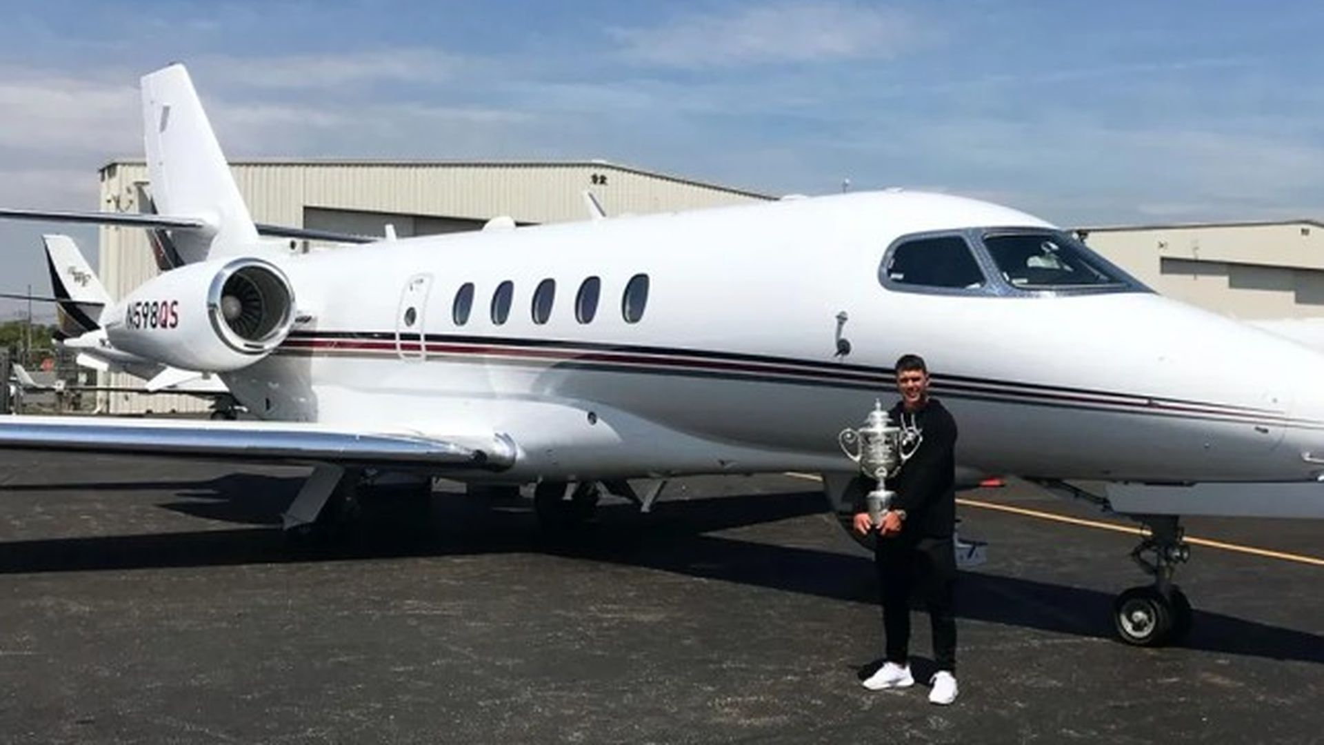 Rory Mcllroy posando delante de su jet privado