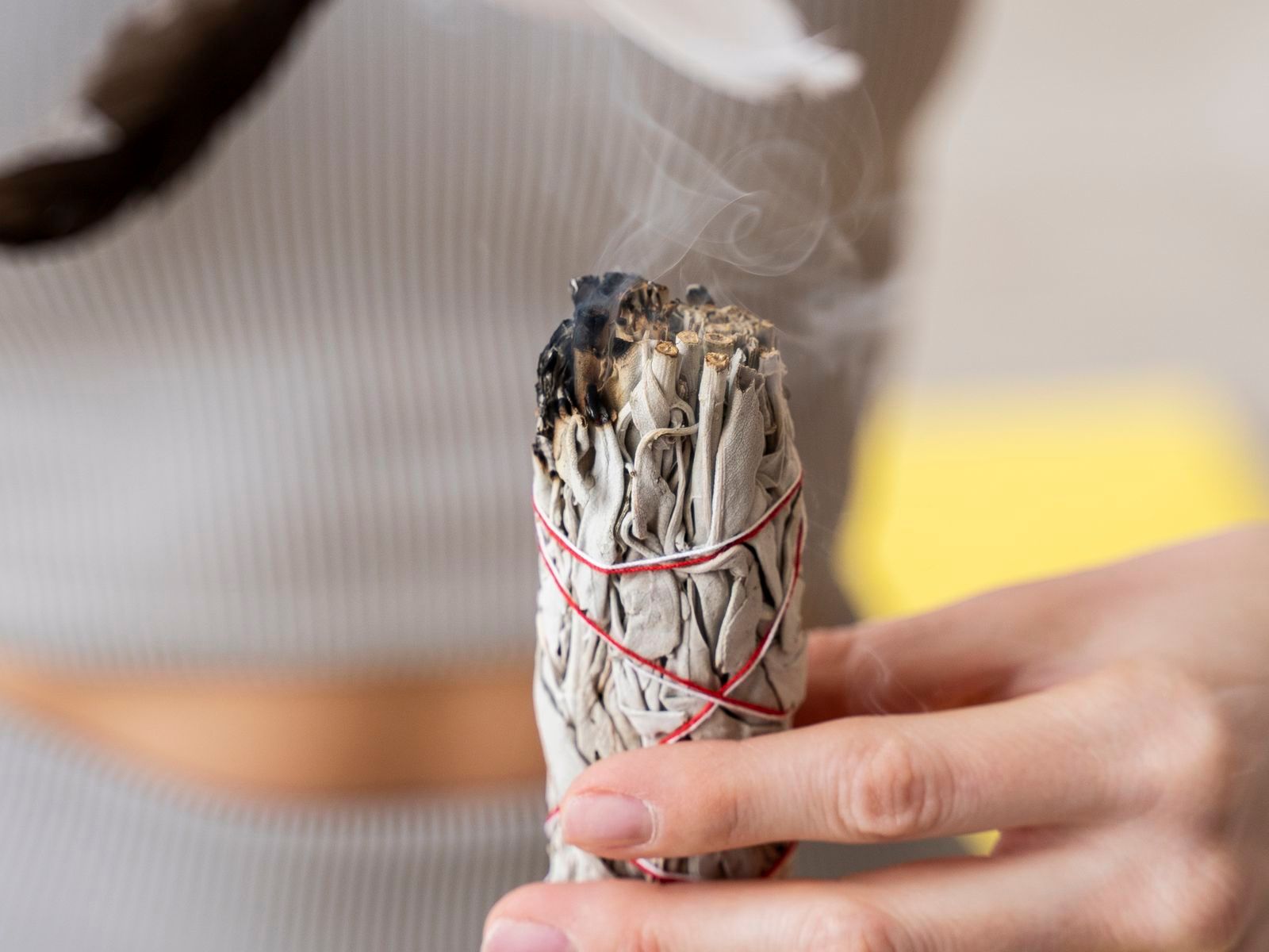 El acto de sahumar con salvia blanca también se conoce como ‘smudging’