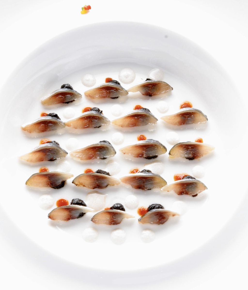 Sardinas de la costa marinadas en sal marina y algas con mayonesa de pimentón ahumado, olivas negras