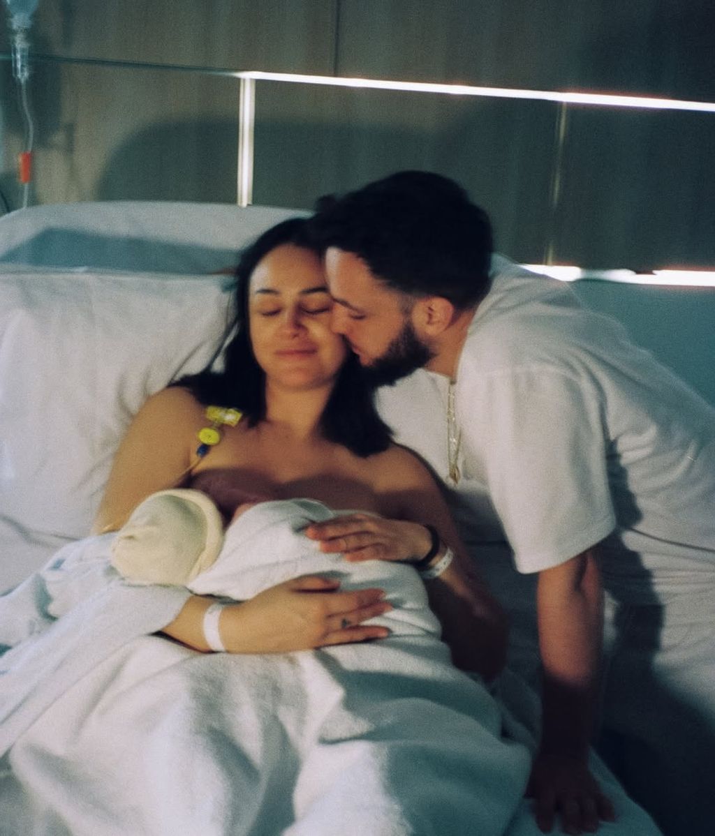 Rocío Aguirre y C Tangana con su bebé recién nacido