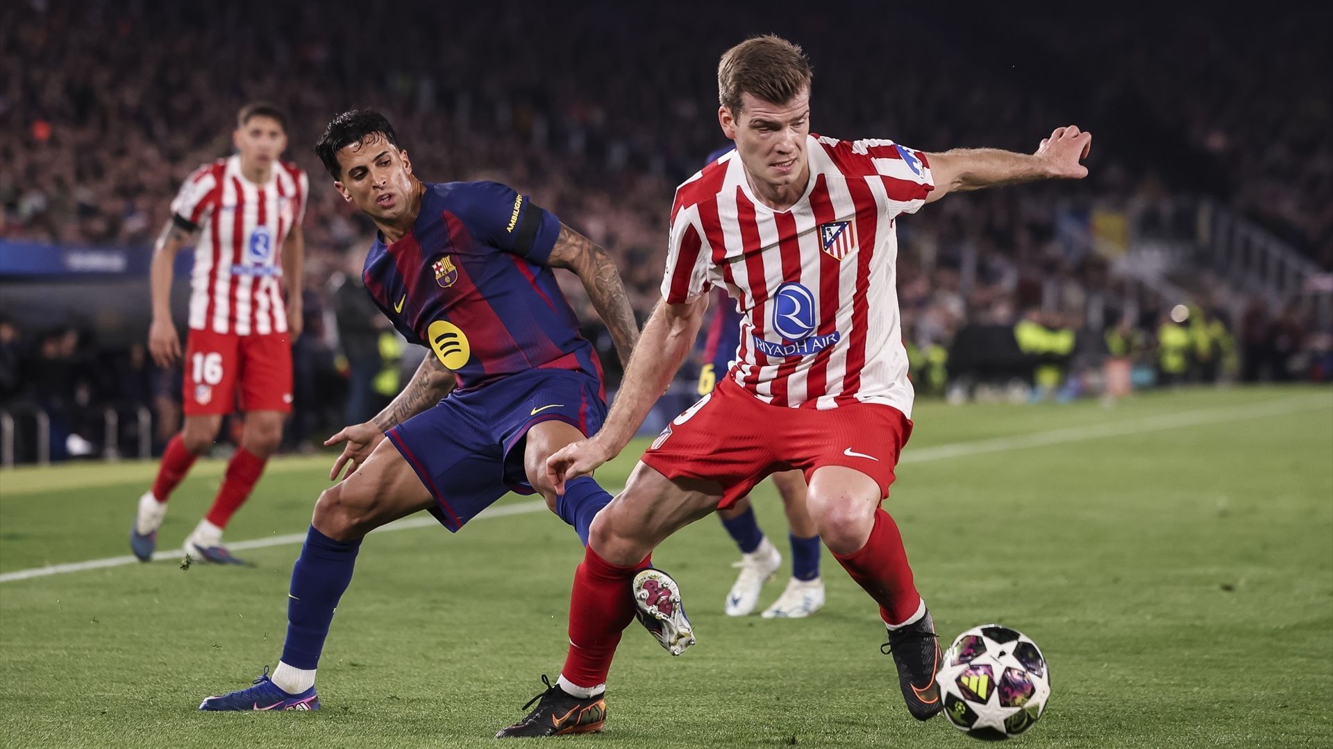 Sorloth y Cancelo, en una jugada