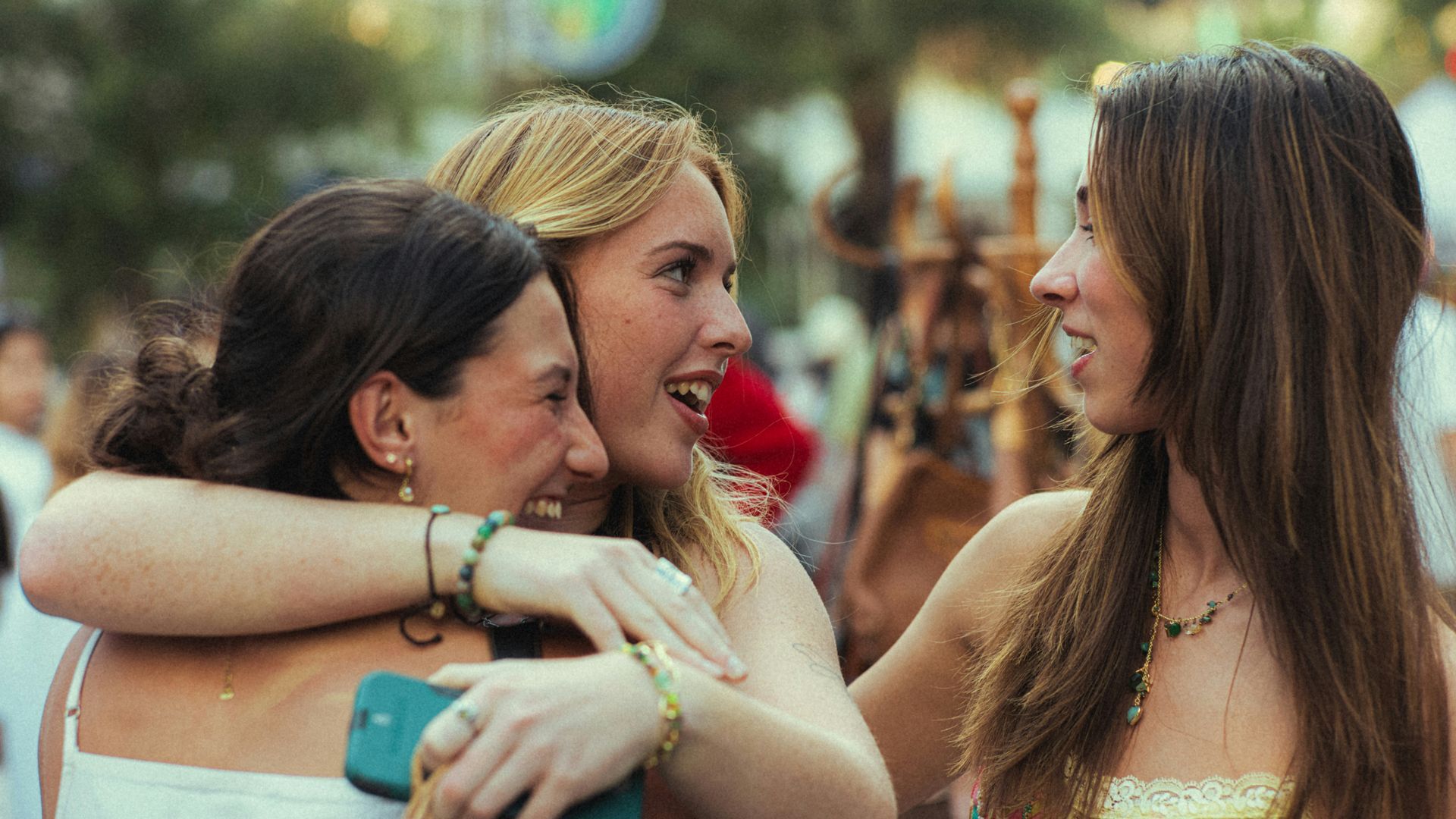 Un grupo de amigas abrazándose