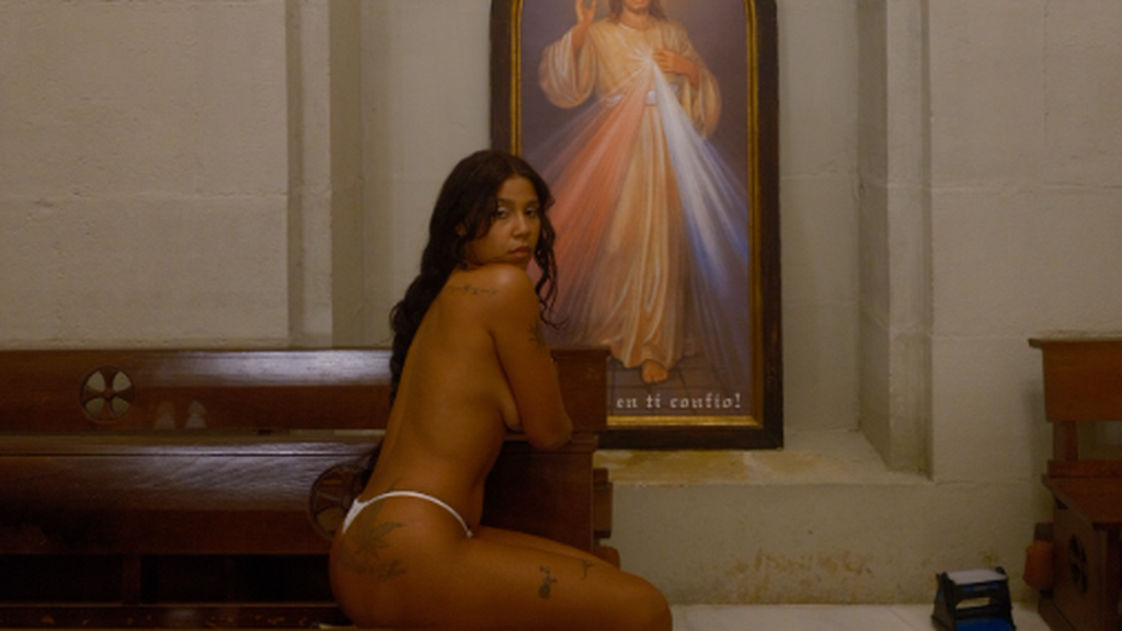 La diócesis de San Sebastián exige la retirada de las imágenes del videoclip de la rapera Tokischa en las que aparece semidesnuda en una iglesia